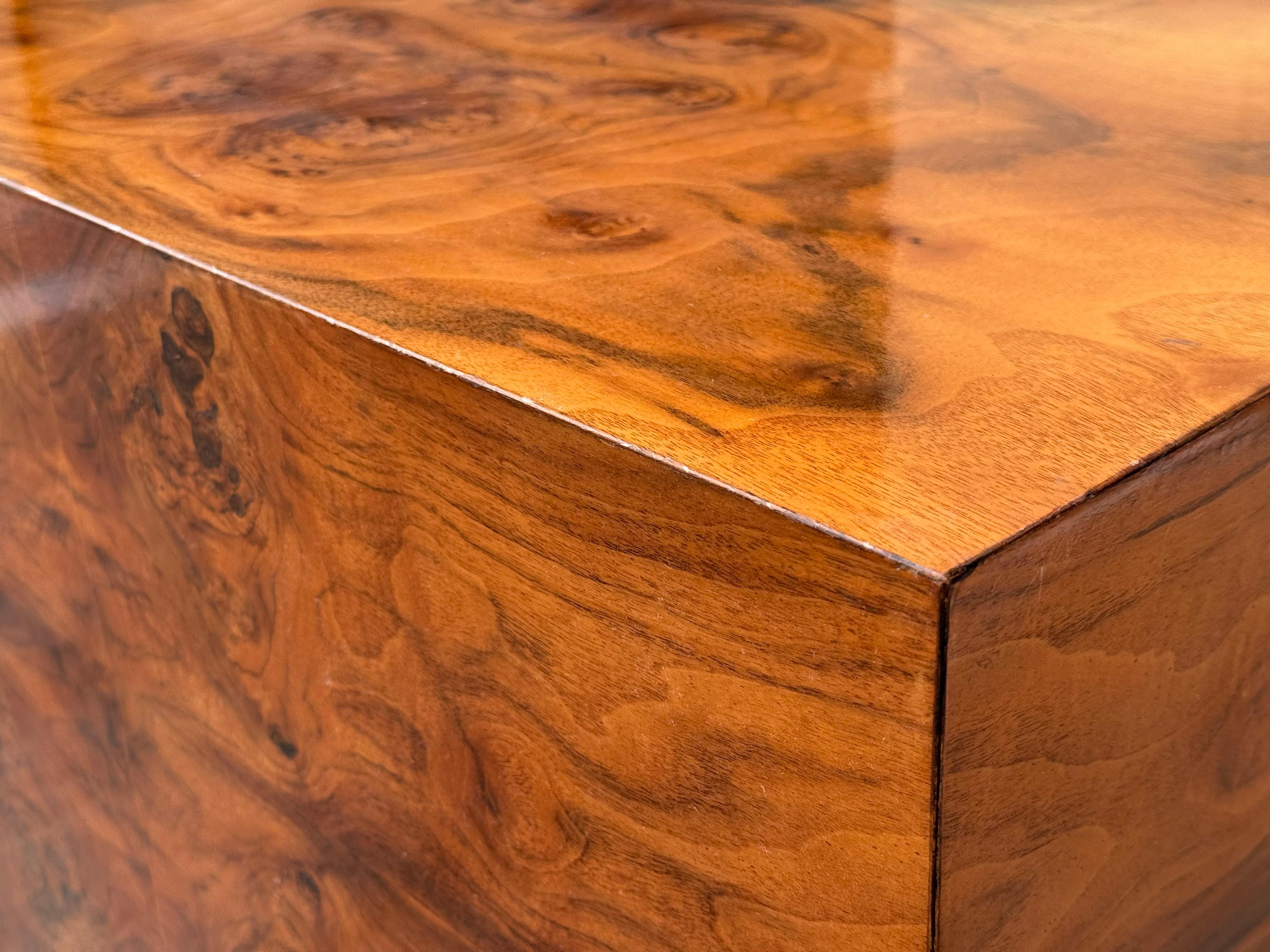 Stunning walnut burl cube by Milo Baughman for Thayer Coggin. Works well as a small coffee table, large side table or pedestal.

Good vintage condition with some minor flaws on the top including small chips and light fading / loss on the lacquer