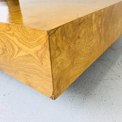 Table basse en bois de ronce Milo Baughman avec base en plinthe
