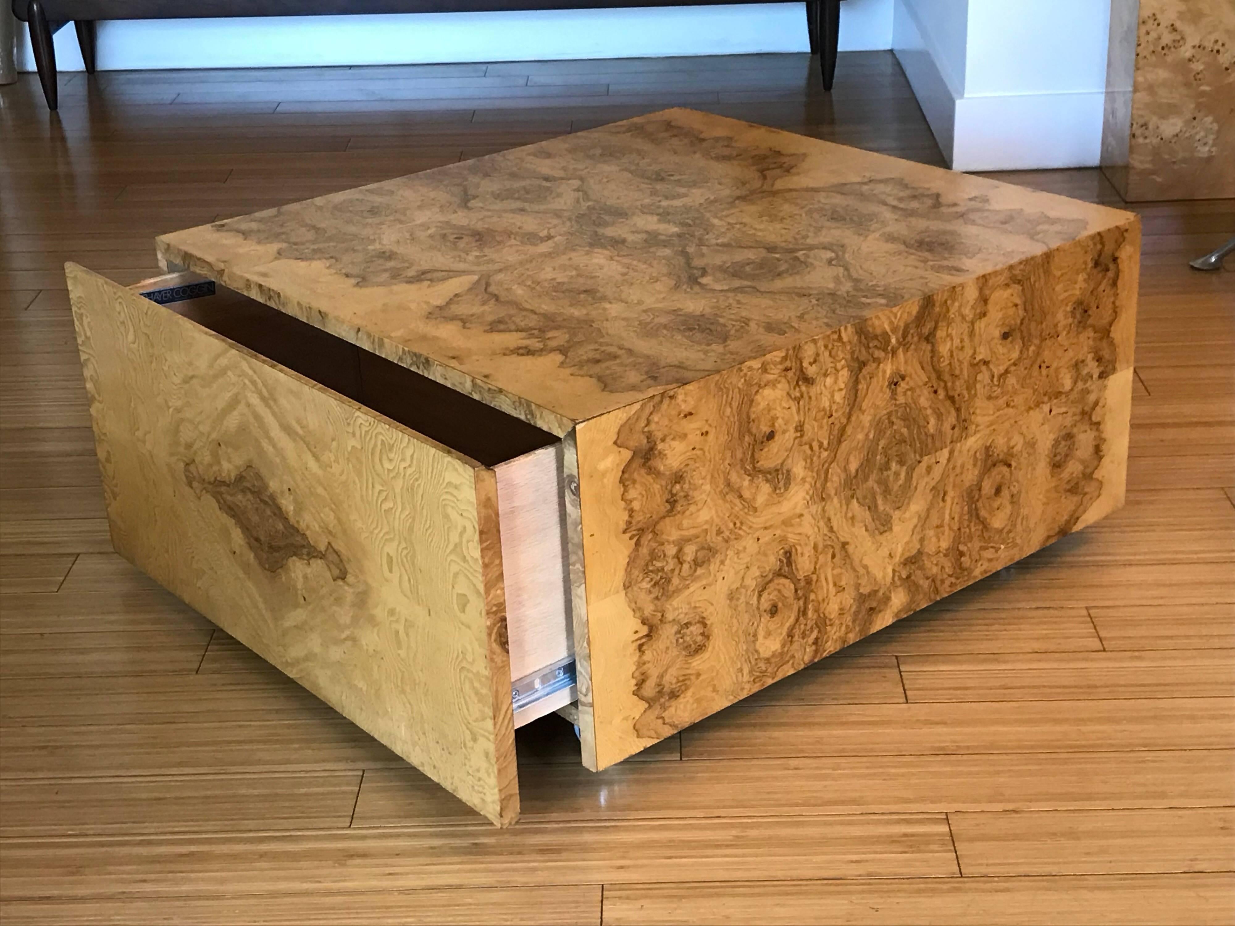 A nice architectural design.
Quality made of wood (no press-board) with wonderfully grained burl wood veneer.
It's in the original vintage condition with minute ware, nothing major.
Great to use as an end table to store sofa blankets.