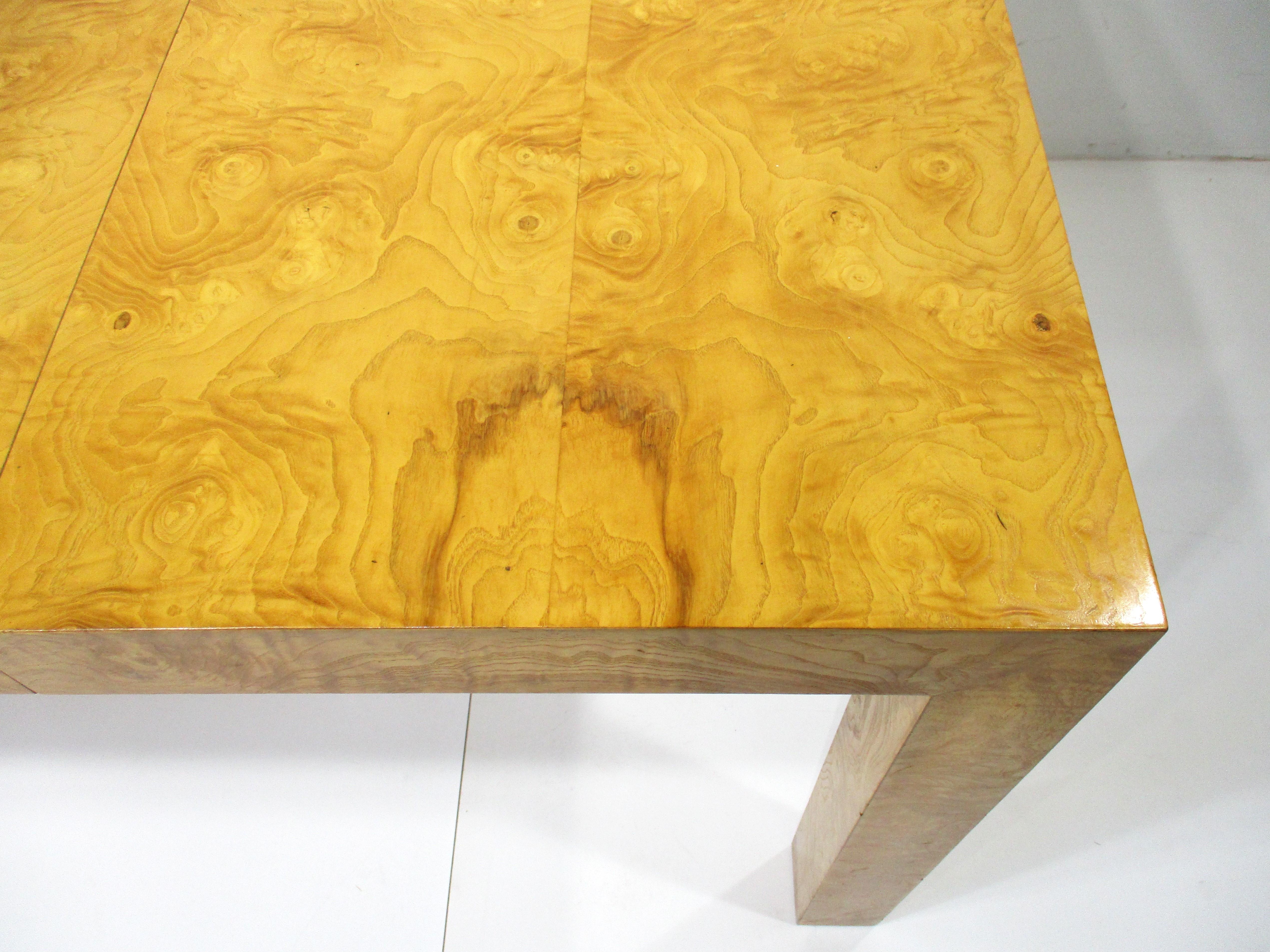 Milo Baughman Mesa de comedor extensible de madera de Burl para Thayer Coggin  en venta 3