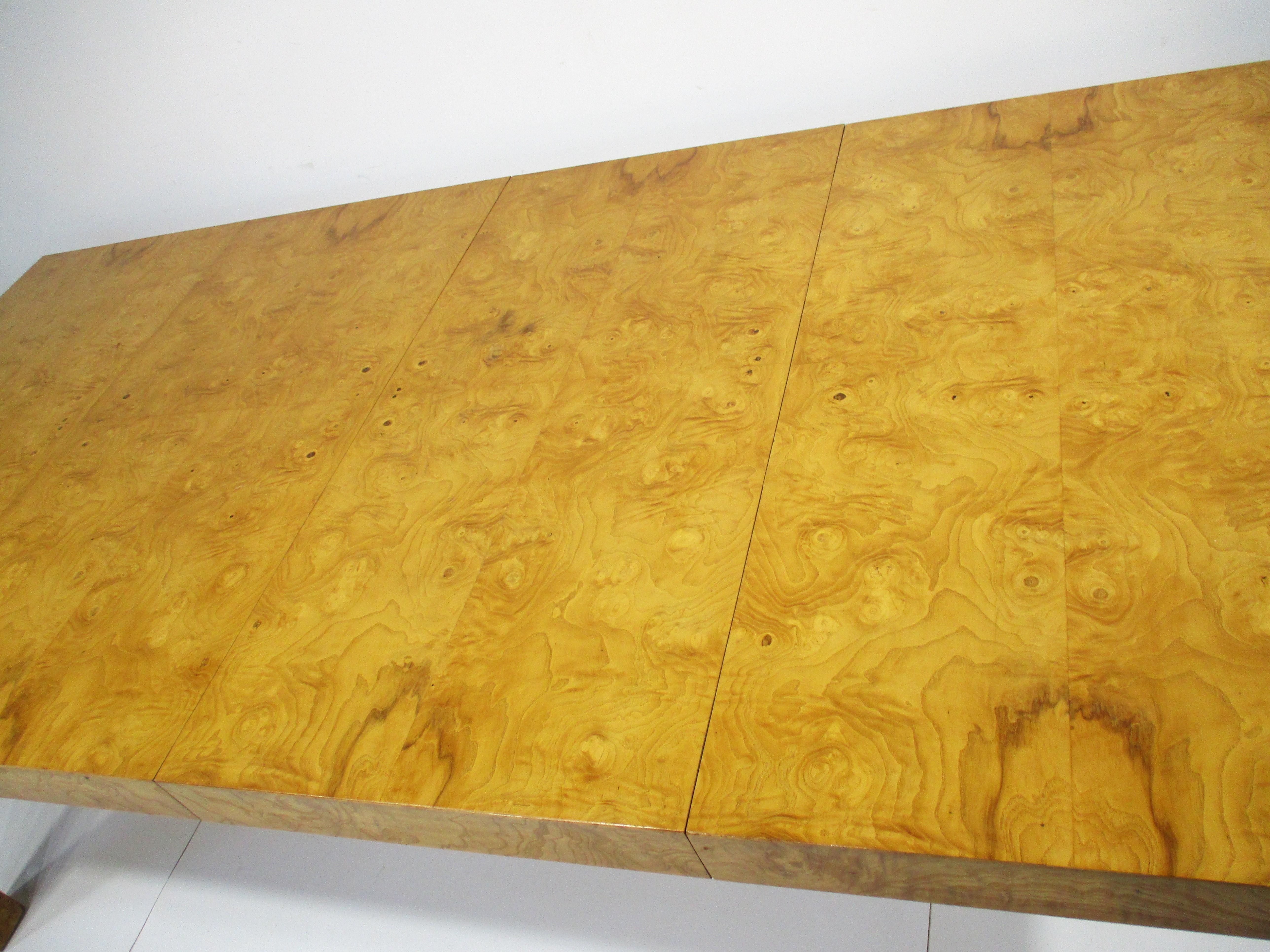 Milo Baughman Mesa de comedor extensible de madera de Burl para Thayer Coggin  en venta 2