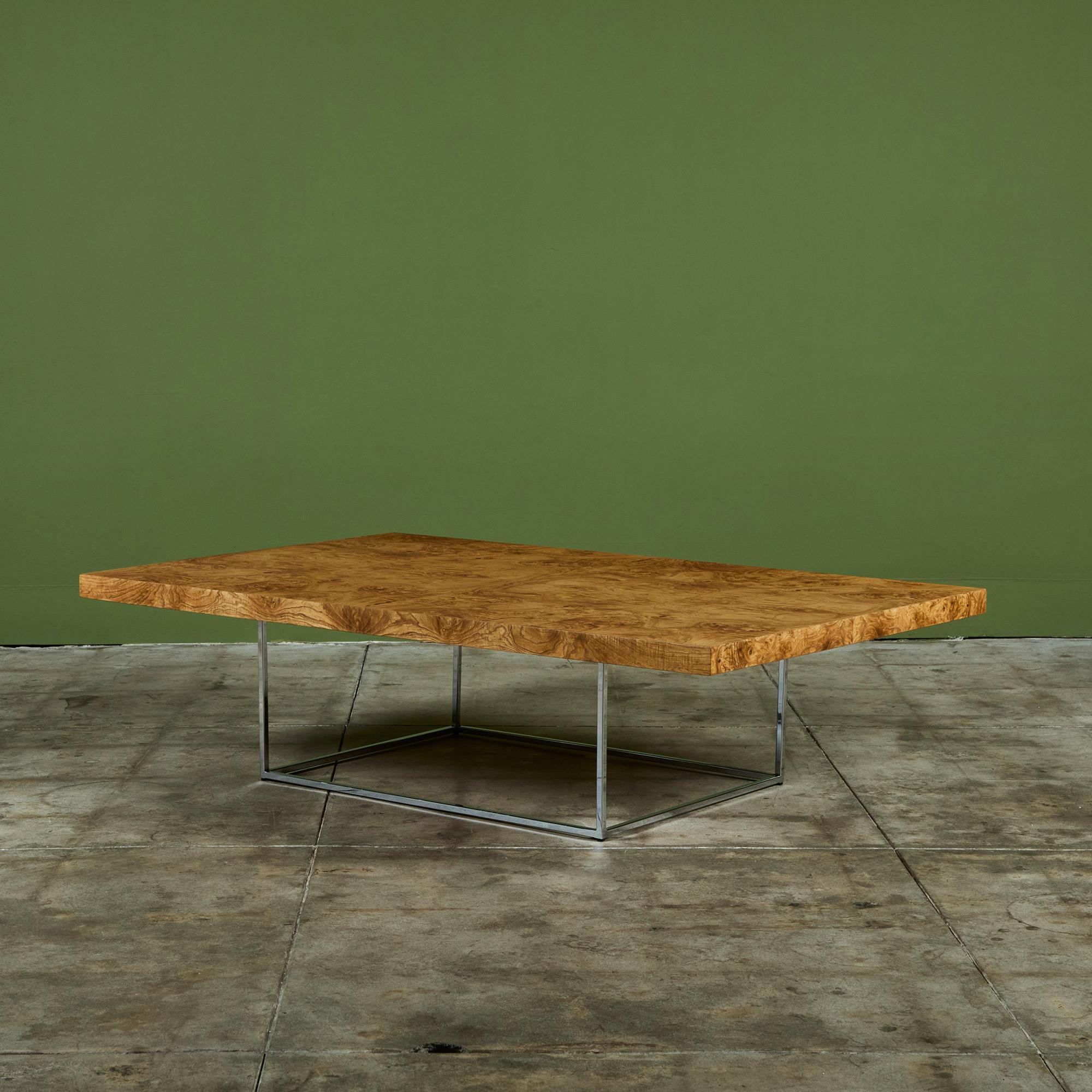 Magnifique table basse de Milo Baughman pour Thayer Coggin, c.1970, USA. La table basse présente un magnifique plateau en bois de ronce avec une base chromée élancée qui donne à la table un effet de flottement.

Dimensions
54