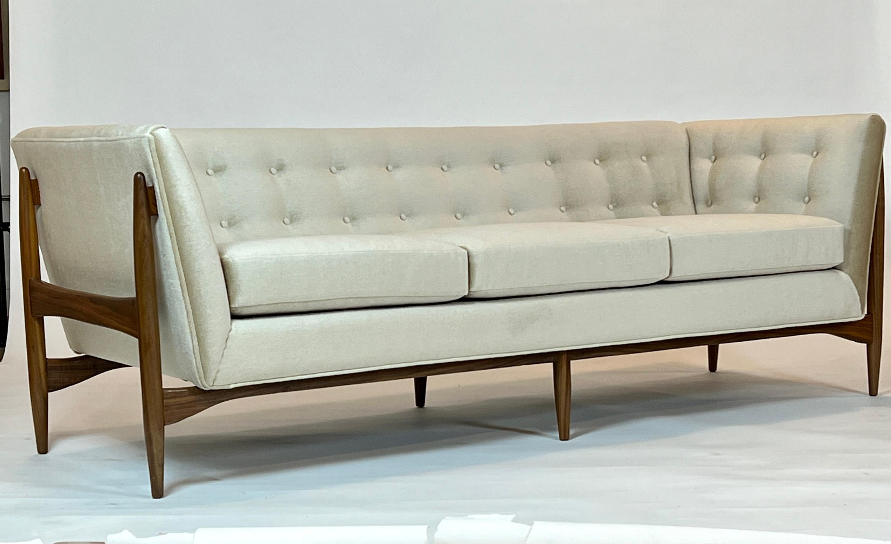 Milo Baughman Button Up Sofa for Thayer Coggin For Sale 5