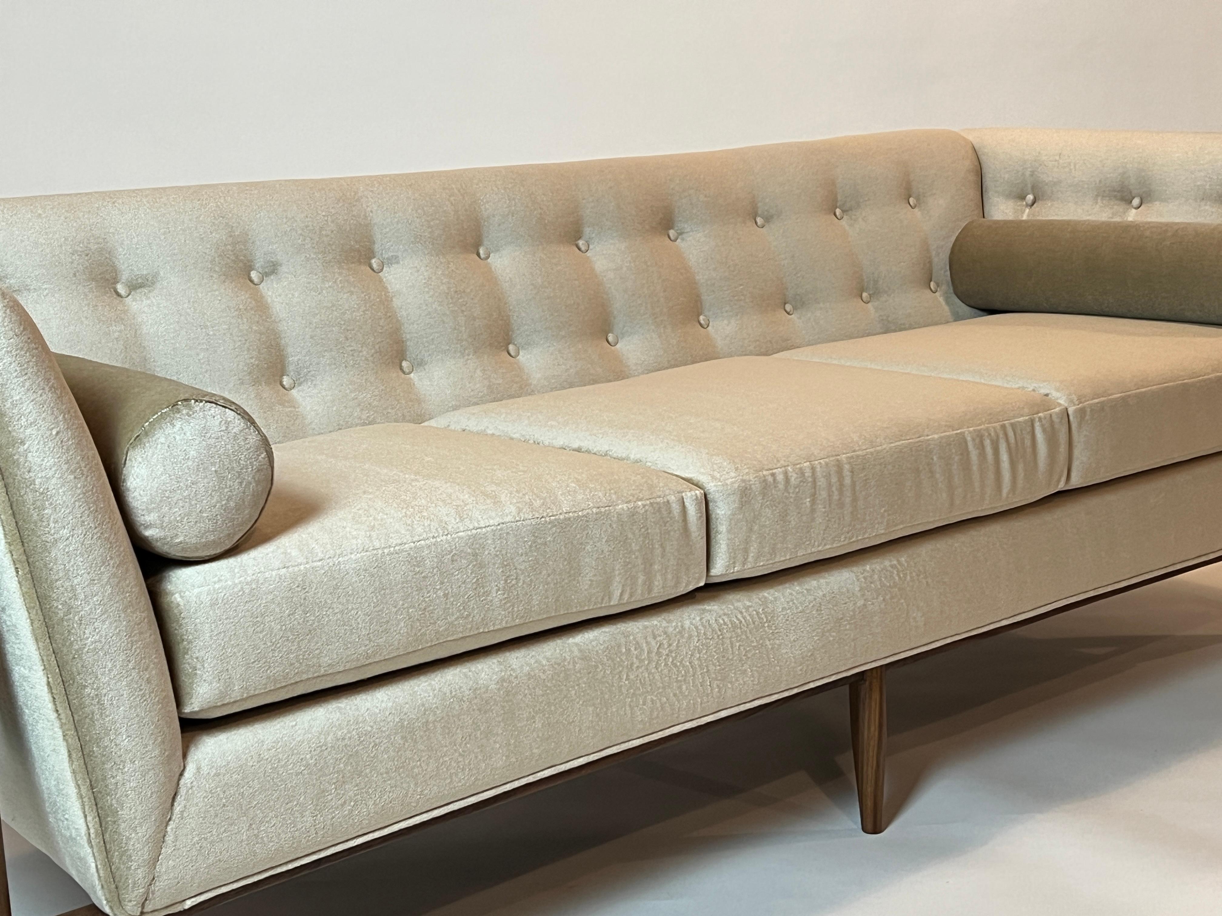 Milo Baughman Button Up Sofa for Thayer Coggin In Excellent Condition For Sale In Chicago, IL