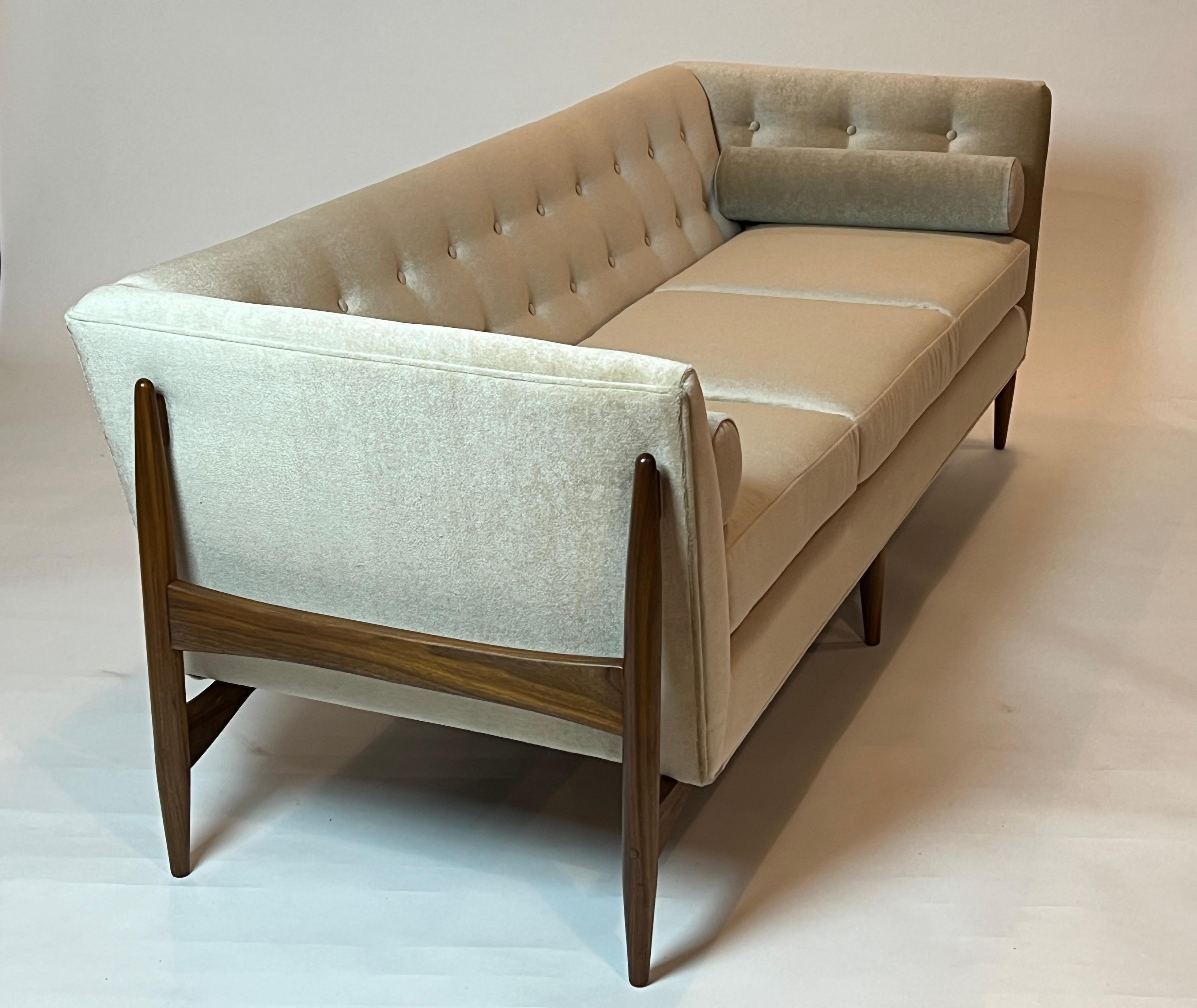 Mid-20th Century Milo Baughman Button Up Sofa for Thayer Coggin For Sale