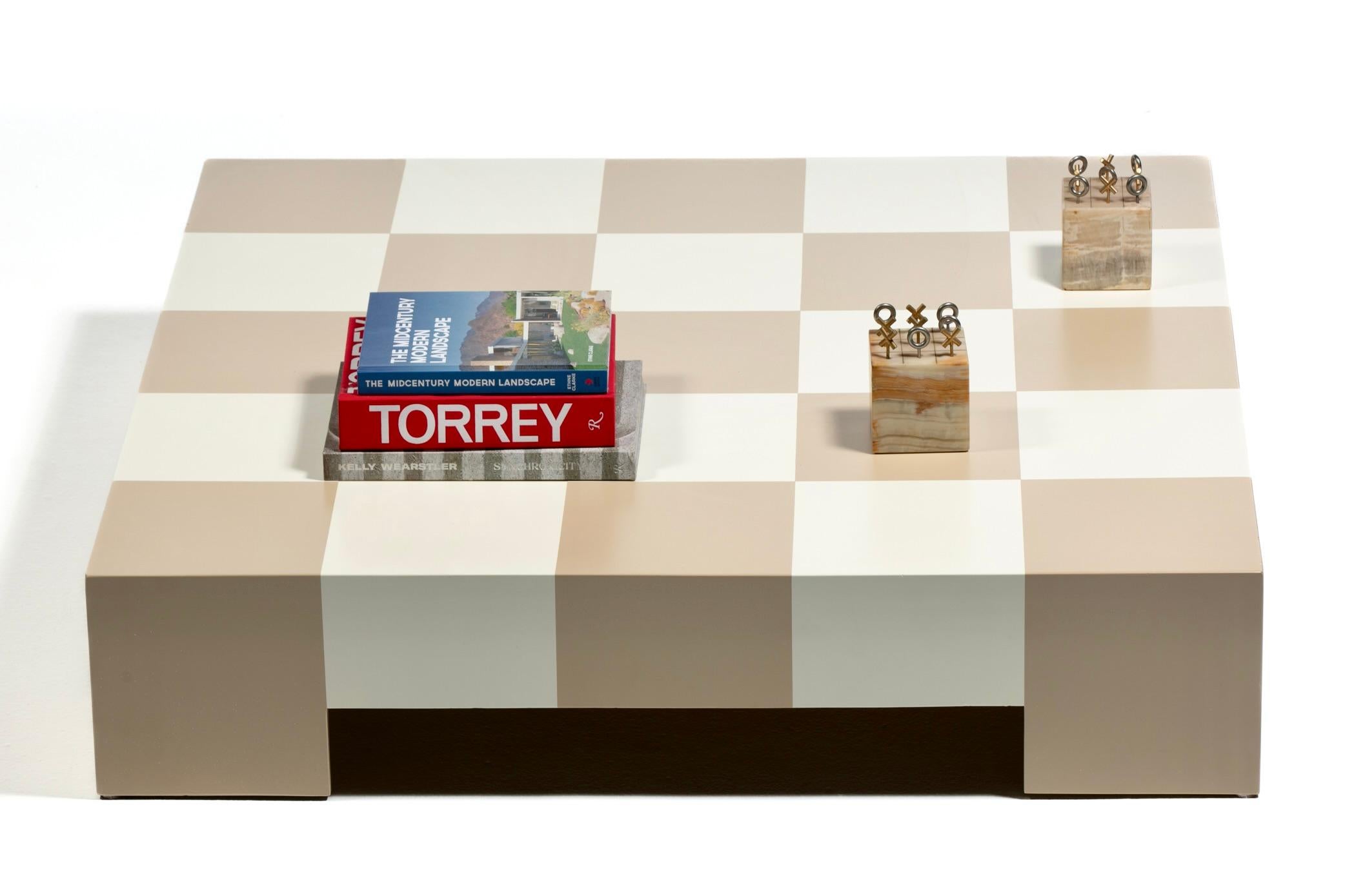 Mesa de centro Milo Baughman de damero en arena y laca marfil c. 1969 en venta 4