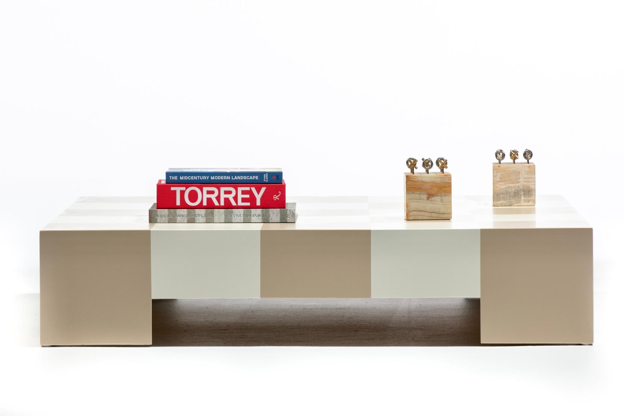Mesa de centro Milo Baughman de damero en arena y laca marfil c. 1969 Estadounidense en venta