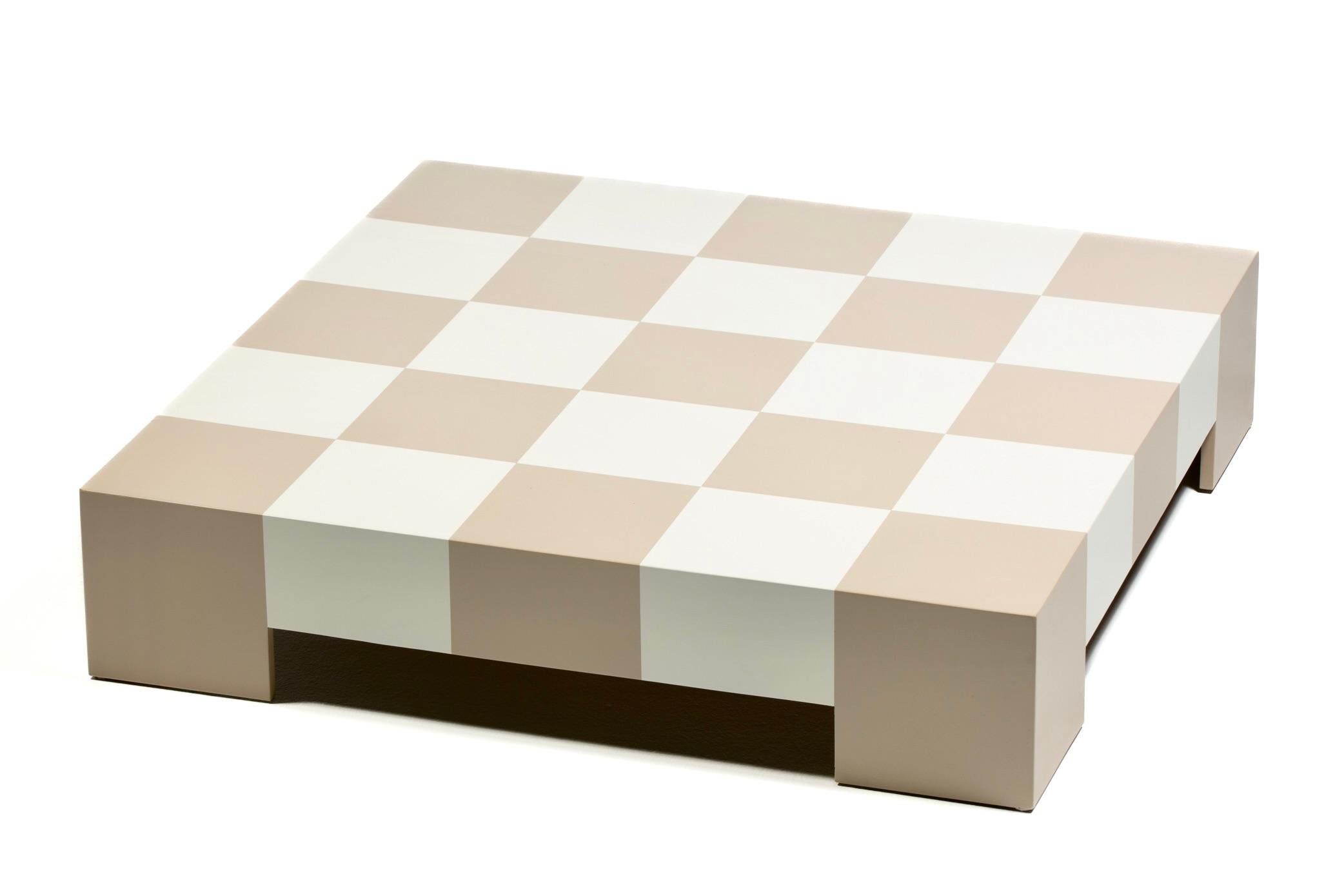 Mesa de centro Milo Baughman de damero en arena y laca marfil c. 1969 Laca en venta