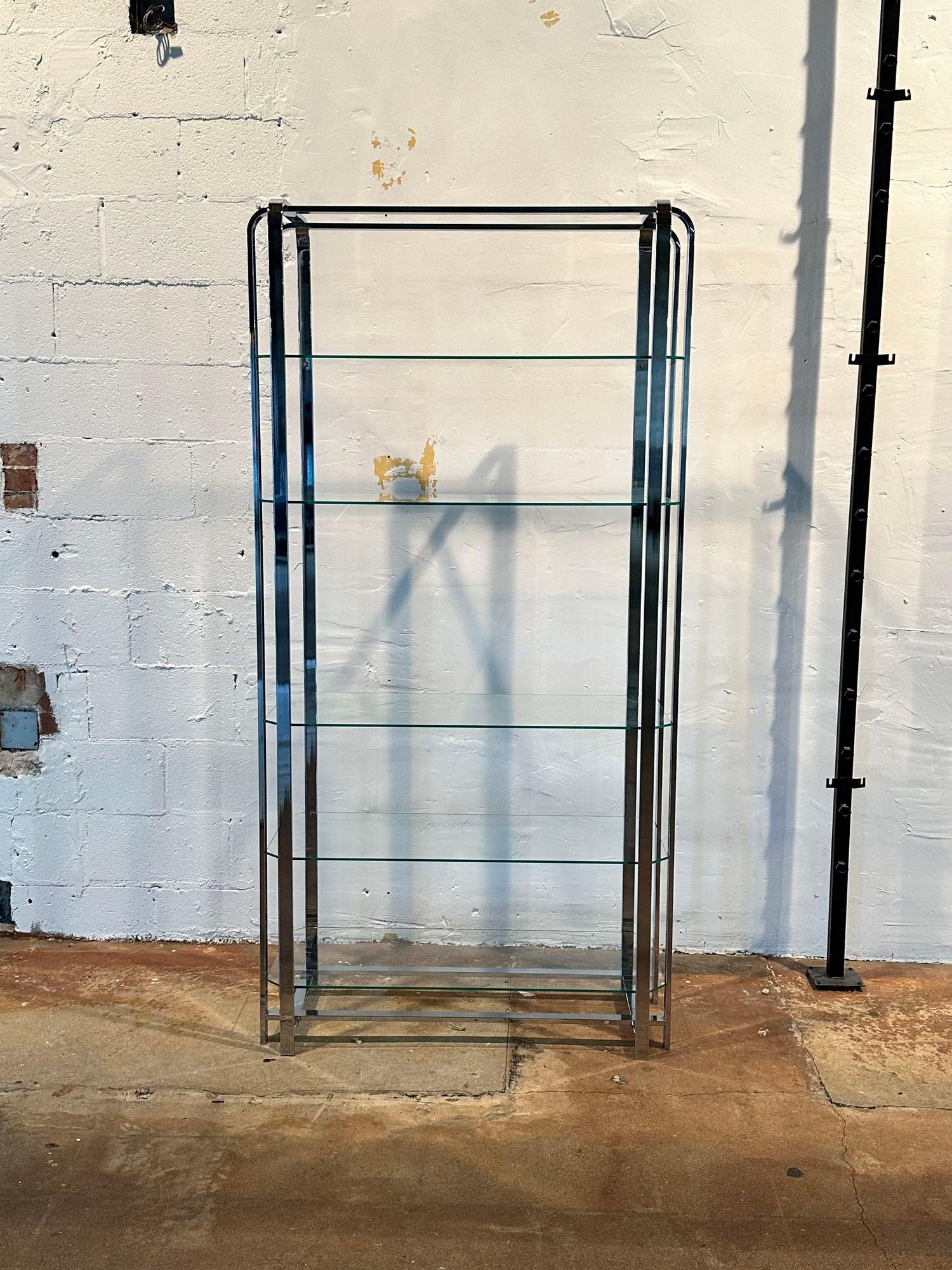 Etagere/libreria in vetro e cromo di Milo Baughman, 1960. Originale in ottime condizioni.
Misura 76