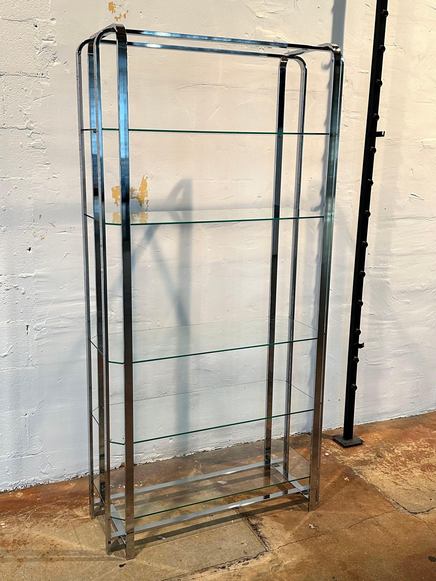 Milo Baughman - Etagere/Scaffale in cromo e vetro, 1960 In condizioni buone in vendita a Chicago, IL