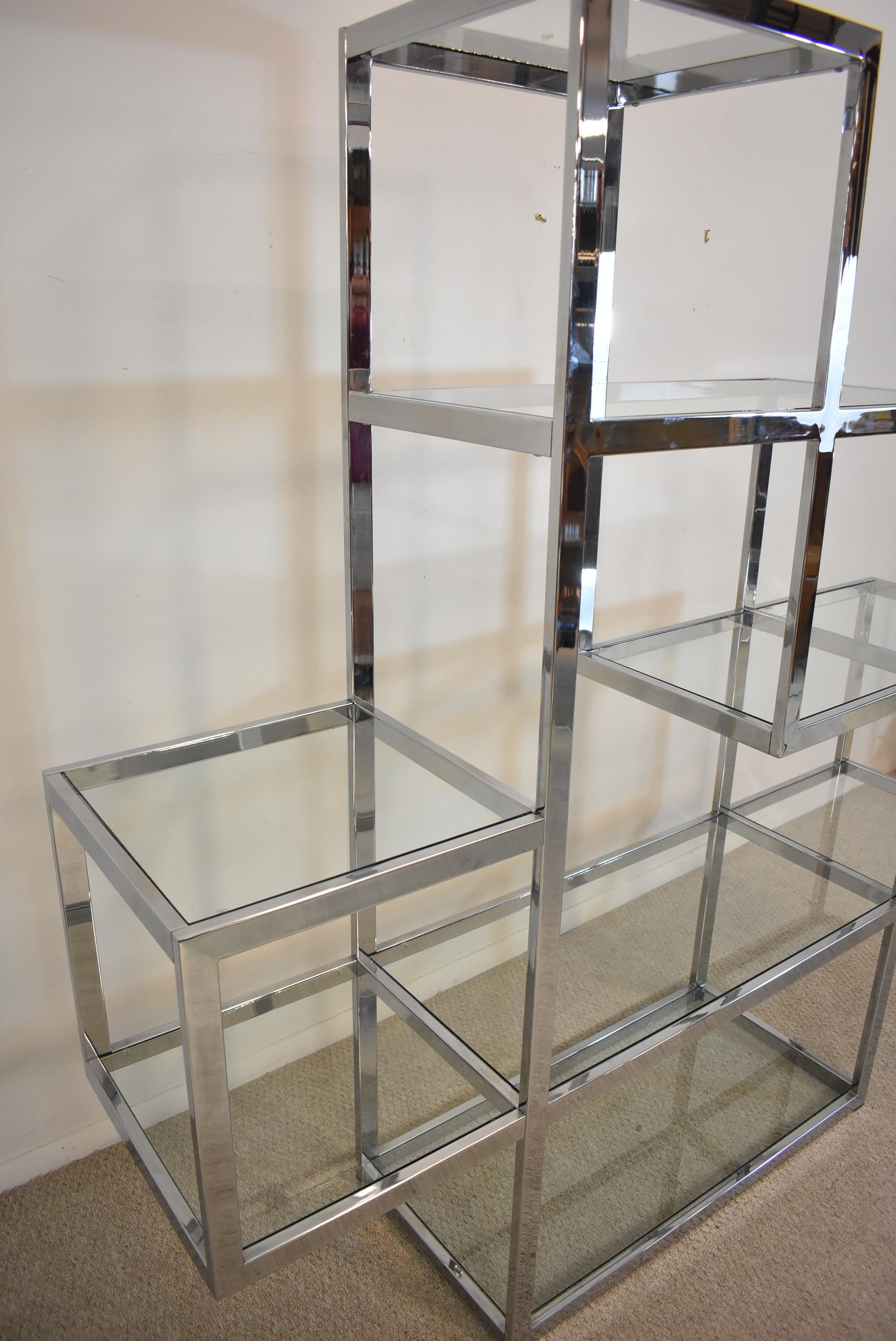 Diese einzigartige Pyramiden-Etagere von Milo Baughman hat 9 herausnehmbare Glasböden. Das mittlere Regal bietet Platz für eine 33-Zoll-Skulptur. Der flache, verchromte Rohrrahmen ist in ausgezeichnetem Zustand.  71 1/2