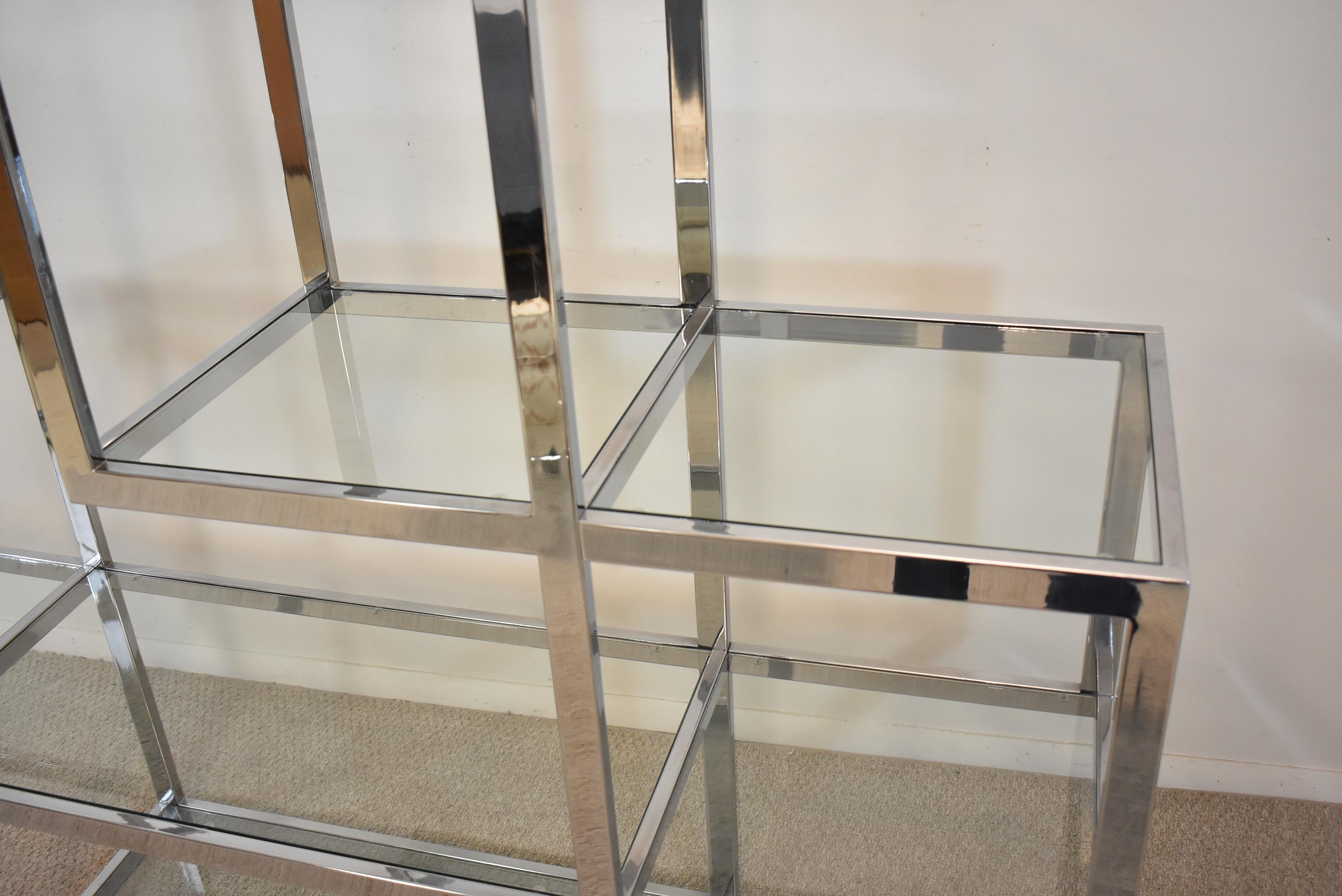 Milo Baughman Pyramiden-Etagere aus Chrom und Glas (Moderne der Mitte des Jahrhunderts) im Angebot