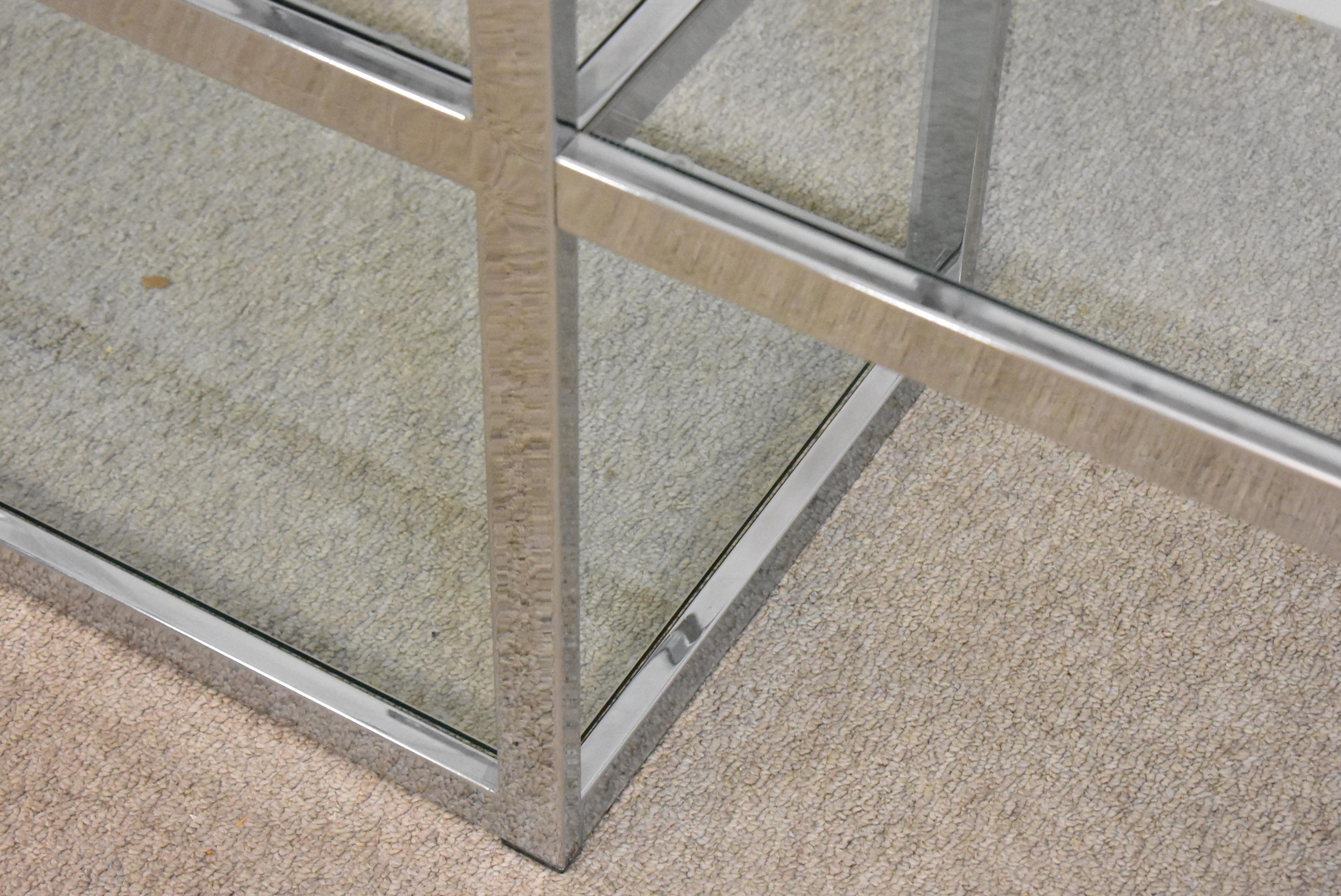 Milo Baughman Pyramiden-Etagere aus Chrom und Glas (Ende des 20. Jahrhunderts) im Angebot