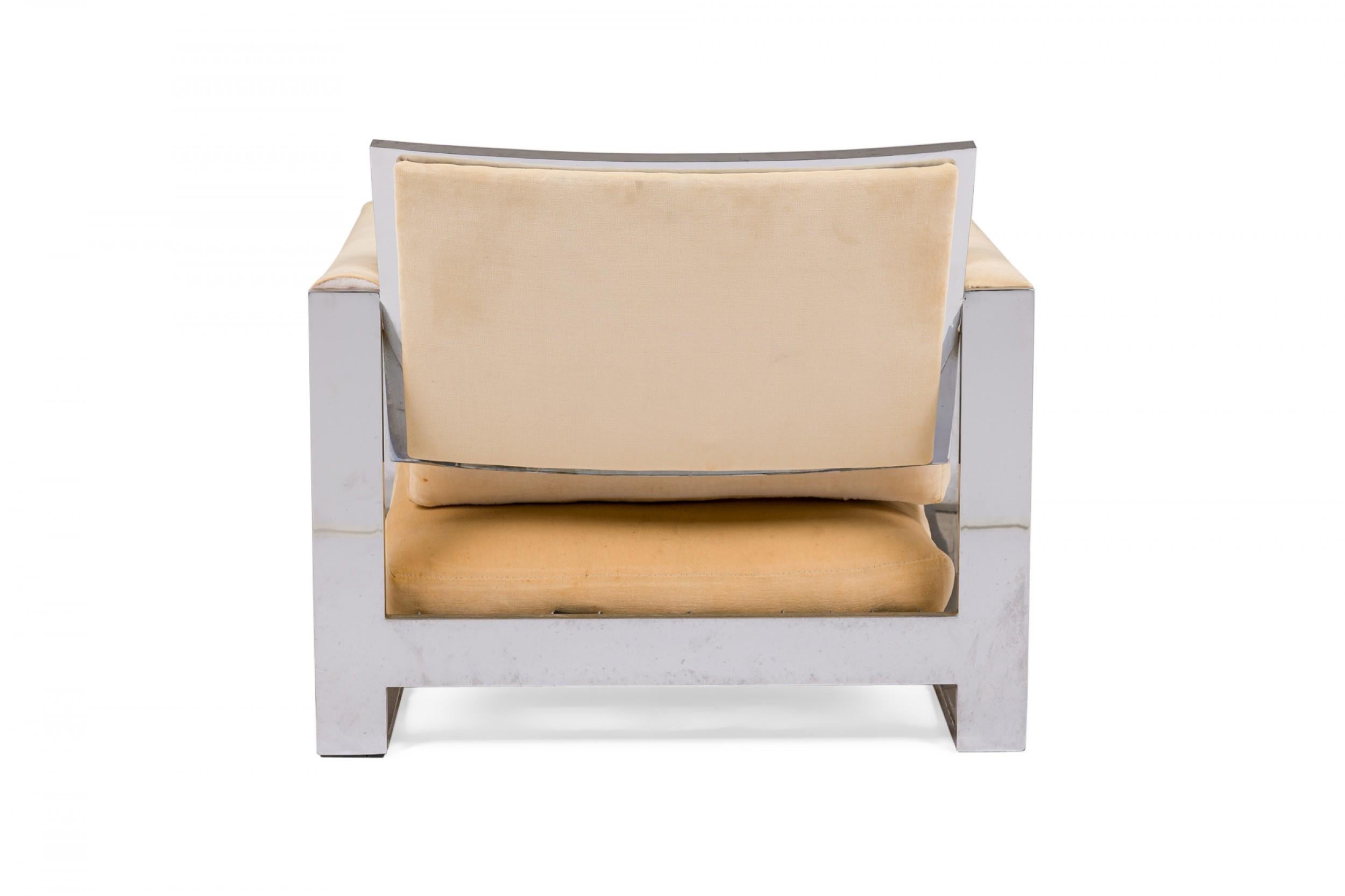 Milo Baughman Chrome and Peach Fabric Upholstered 'Tank' Lounge Armchair In Good Condition For Sale In New York, NY
