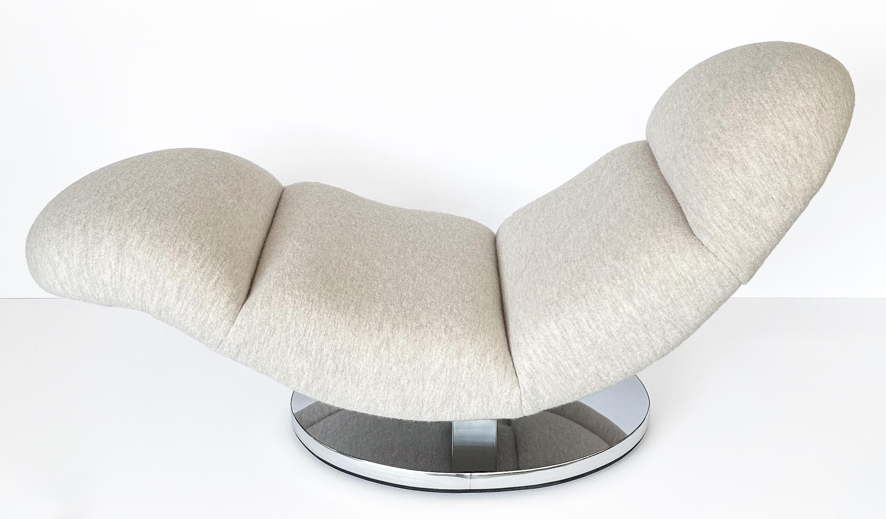 Step into the world of luxury with this stunning Milo Baughman rocking wave chaise lounge, created for Thayer Coggin in the 1970s. This isn't just a chaise lounge; it's an epitome of comfort blended with sheer elegance. The sculptural, curvaceous