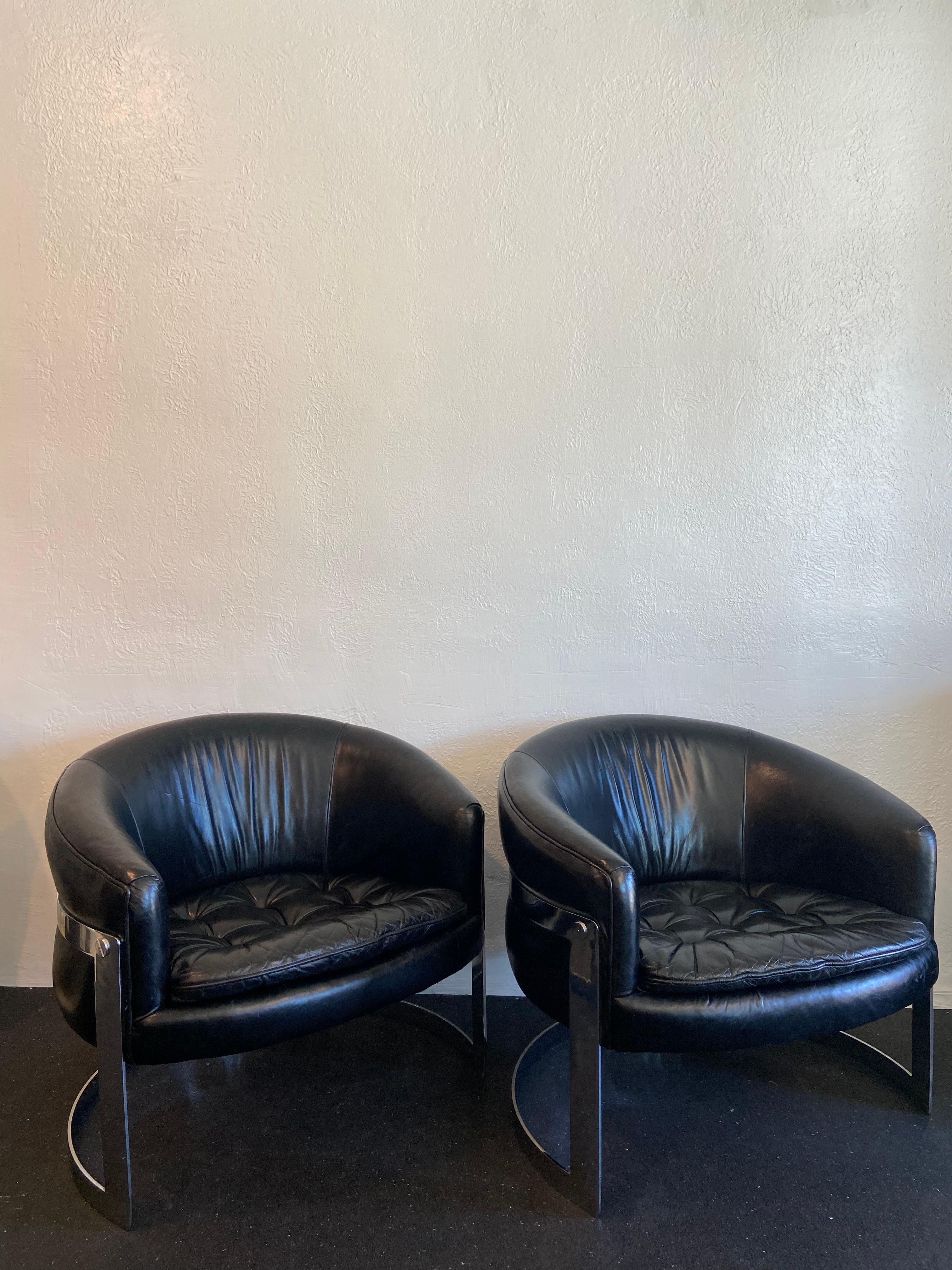 Zwei Flair Milo Baughman Style Chrom Freischwinger in schwarzem Leder. Die Stühle sind nicht mehr mit den ursprünglichen Etiketten versehen. Die Stühle sind mit der originalen Lederpolsterung ausgestattet, die im Laufe der Jahre schön patiniert ist
