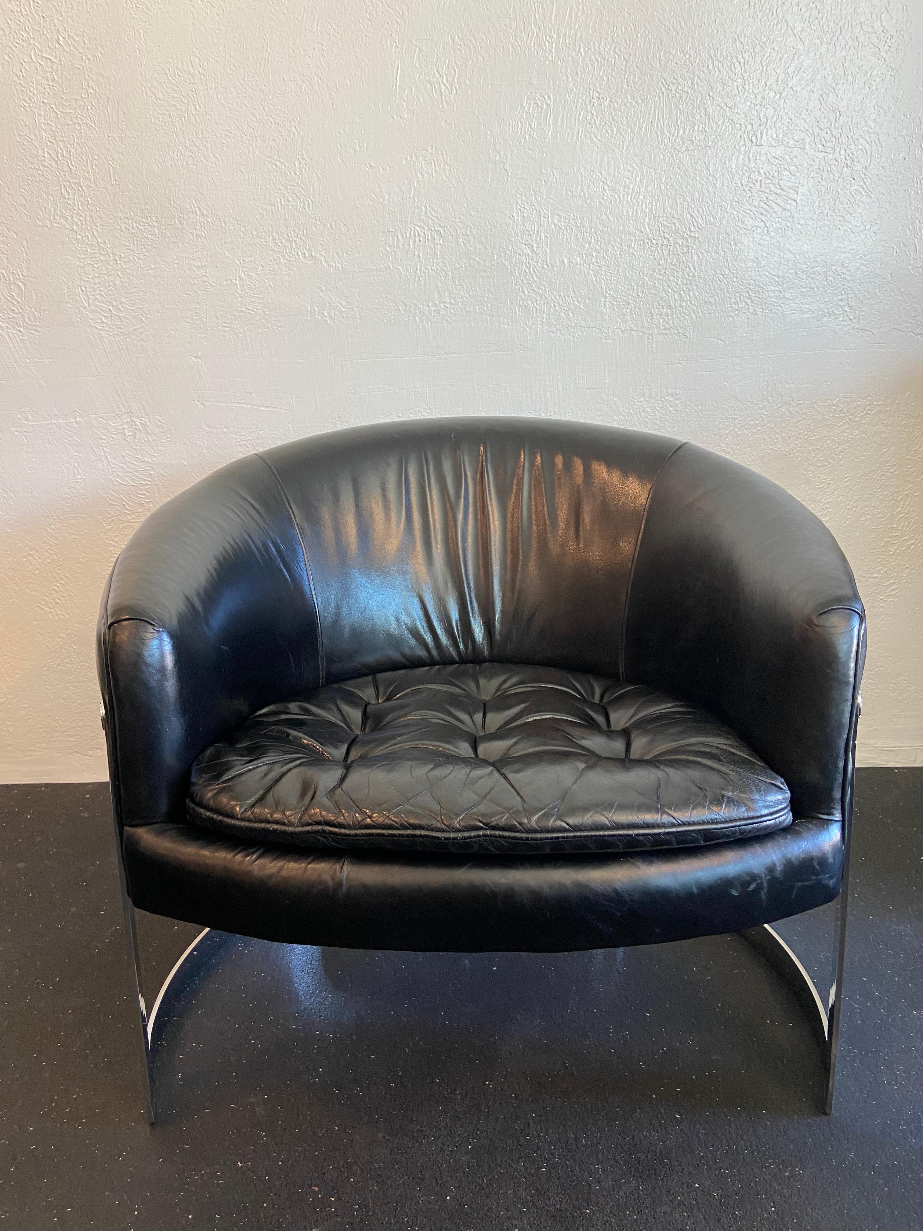 Flair Milo Baughman Stil Chrom Freischwinger Lounge Stühle in Leder- ein Paar (Nordamerikanisch) im Angebot