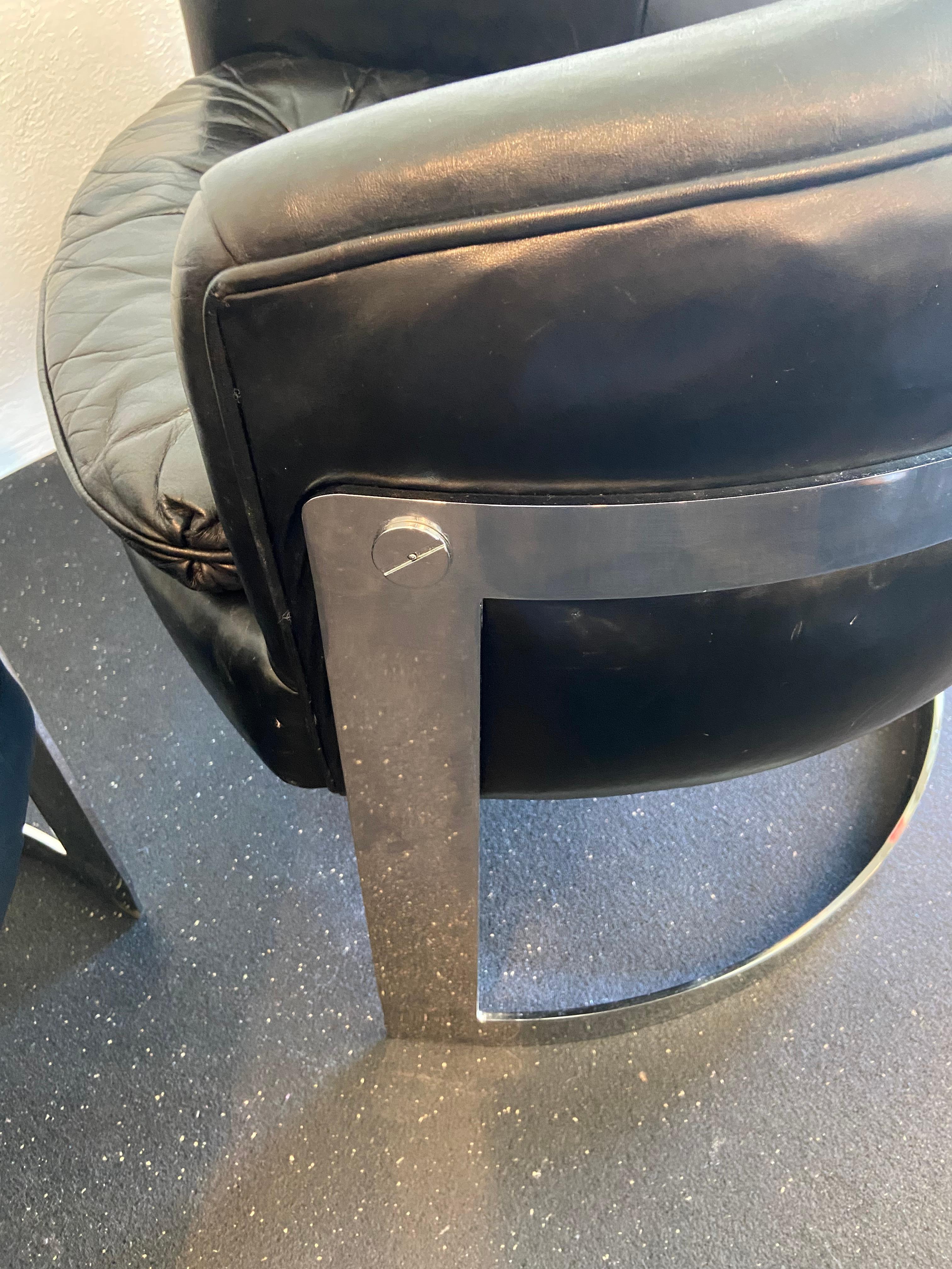 Flair Milo Baughman Stil Chrom Freischwinger Lounge Stühle in Leder- ein Paar im Angebot 3