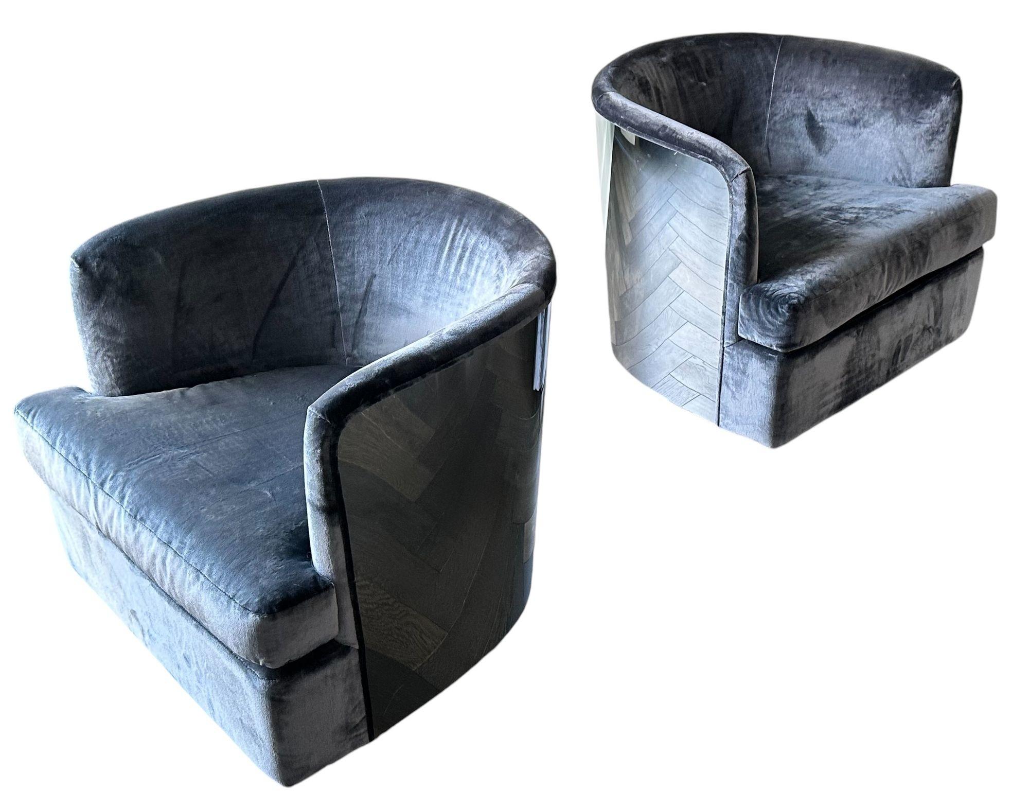 Chaise pivotante chromée de Milo Baughman pour Thayer, 1960. Superbe paire de chaises tonneau avec dossiers et piétements chromés en finition miroir. Rembourré en mohair gris bleu.
Mesure 29