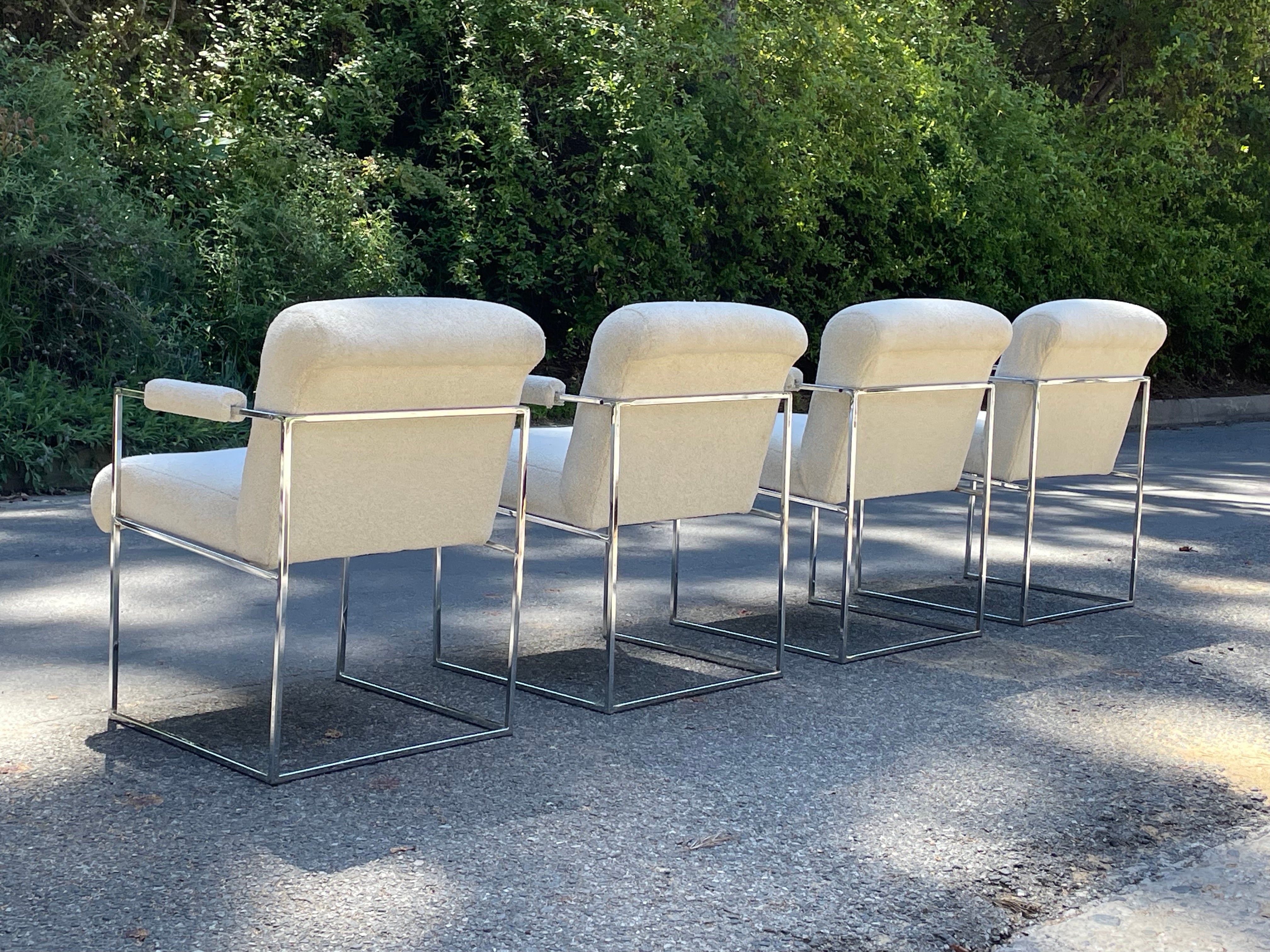 Ensemble de 4 fauteuils de salle à manger chromés vintage des années 1960 par Milo By pour Thayer. Tissu bouclé plus récent.

Peut être utilisé pour la salle à manger ou comme chaises d'appoint dans le salon ou le bureau.

Le prix est pour le lot de