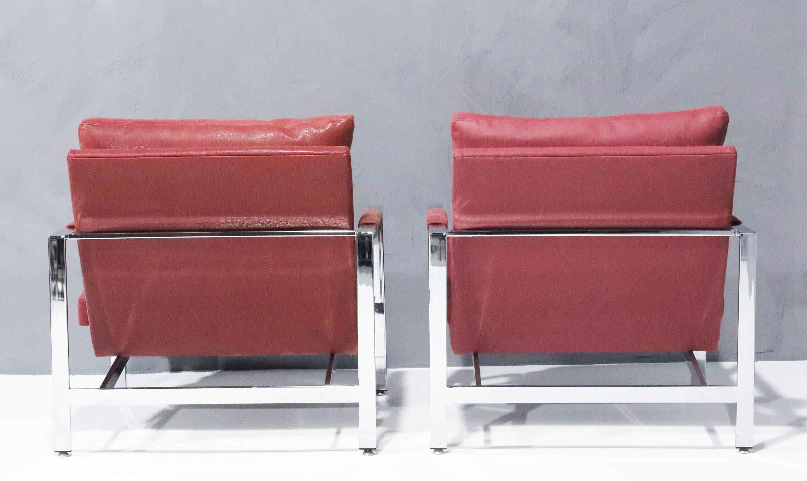 Américain Fauteuils de salon à cadre chromé Milo Baughman en faux daim/cuir rose poussiéreux en vente