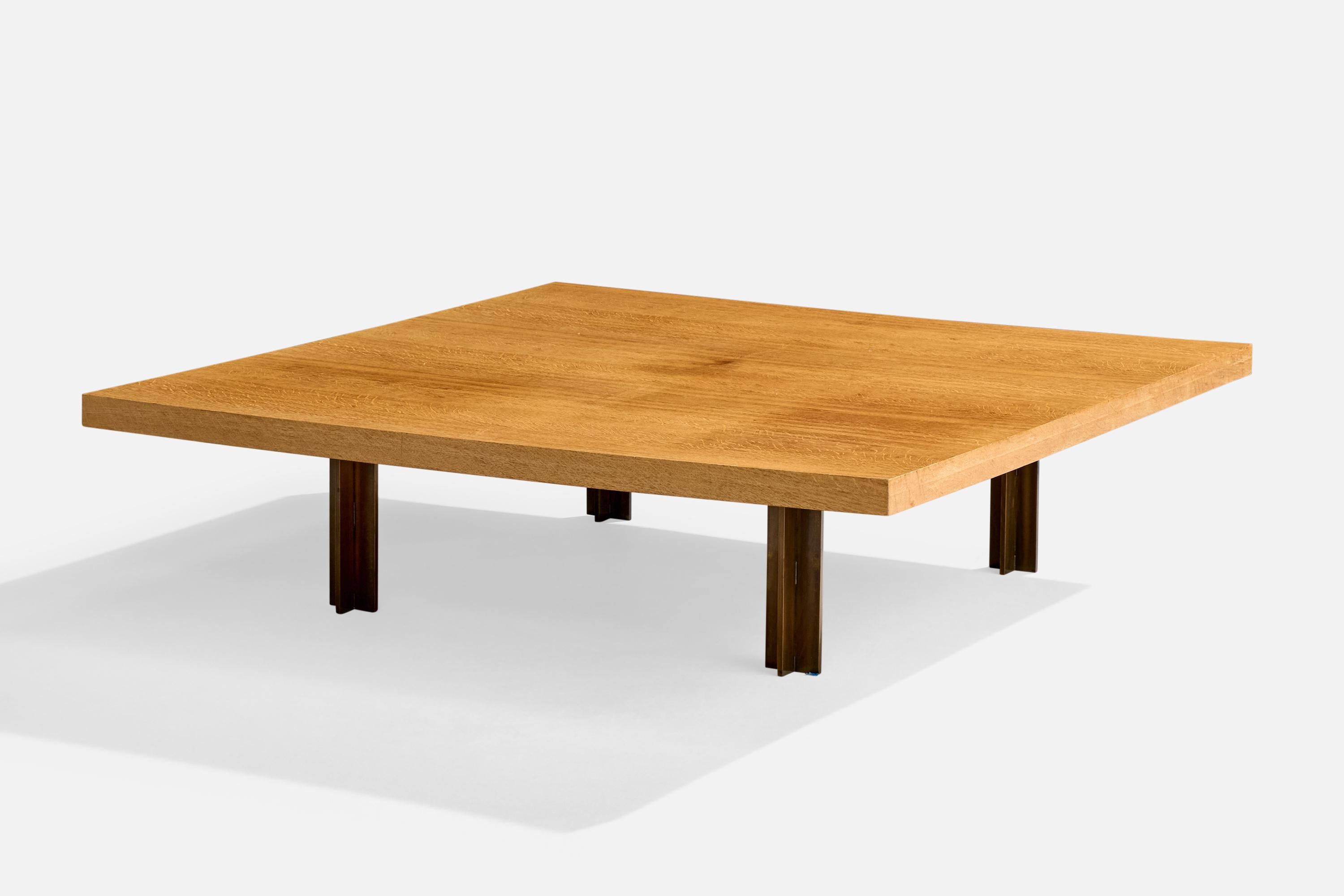 Table basse en acier plaqué bronze et en chêne, conçue par Milo Baughman et produite par Thayer Cogne, USA, vers 1972.

Provenance : Provenant de l'intérieur conçu par Baughman de la maison de Thayer et Doris Coggin, à High Point, en Caroline du