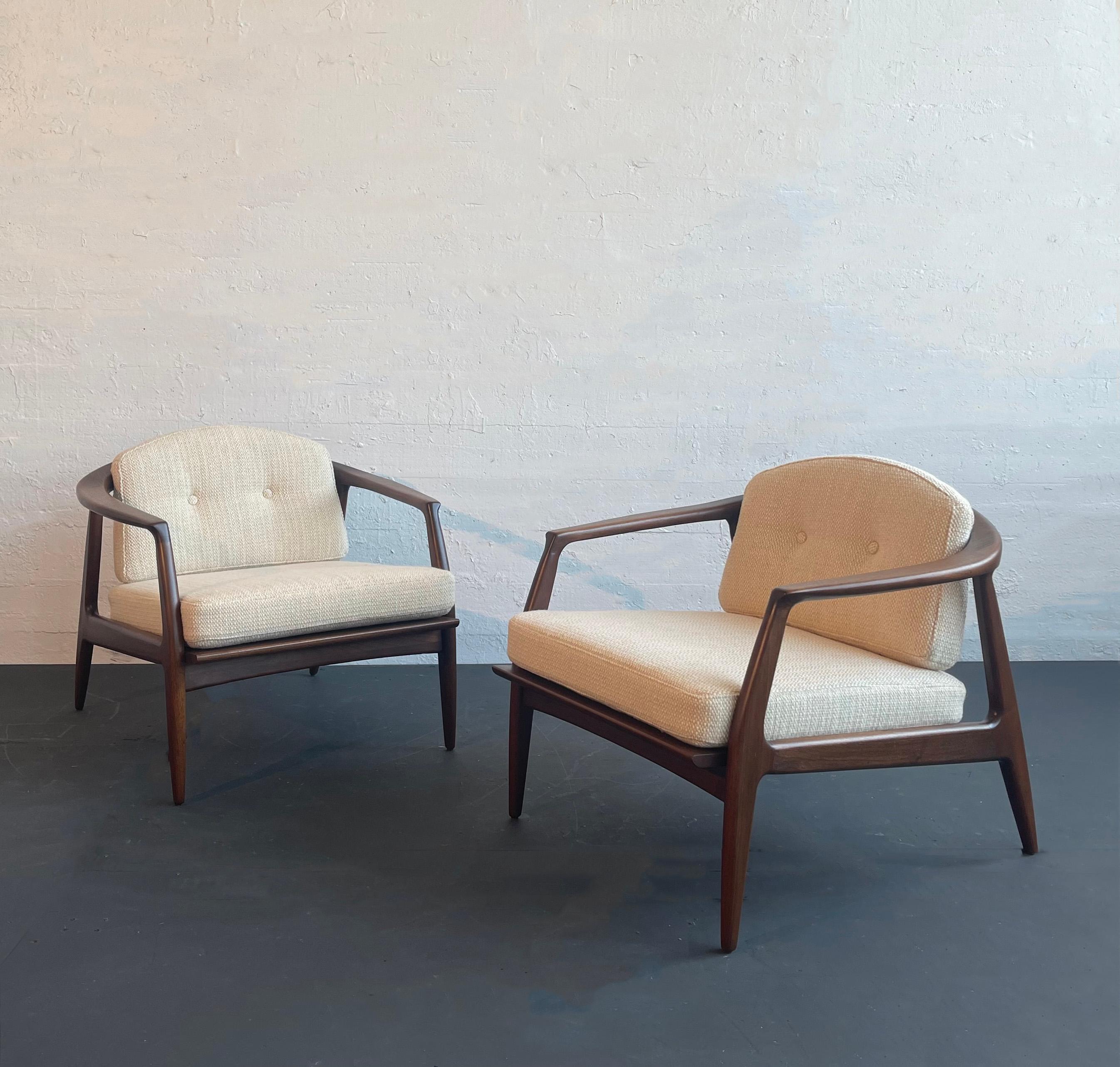 Estos sillones de salón modernos de mediados de siglo, diseñados por Milo Baughman para Thayer Coggin, presentan líneas limpias y espectaculares en madera de nogal tallada. La madera tallada tiene un ligero bisel y la utilizaban los toneleros para