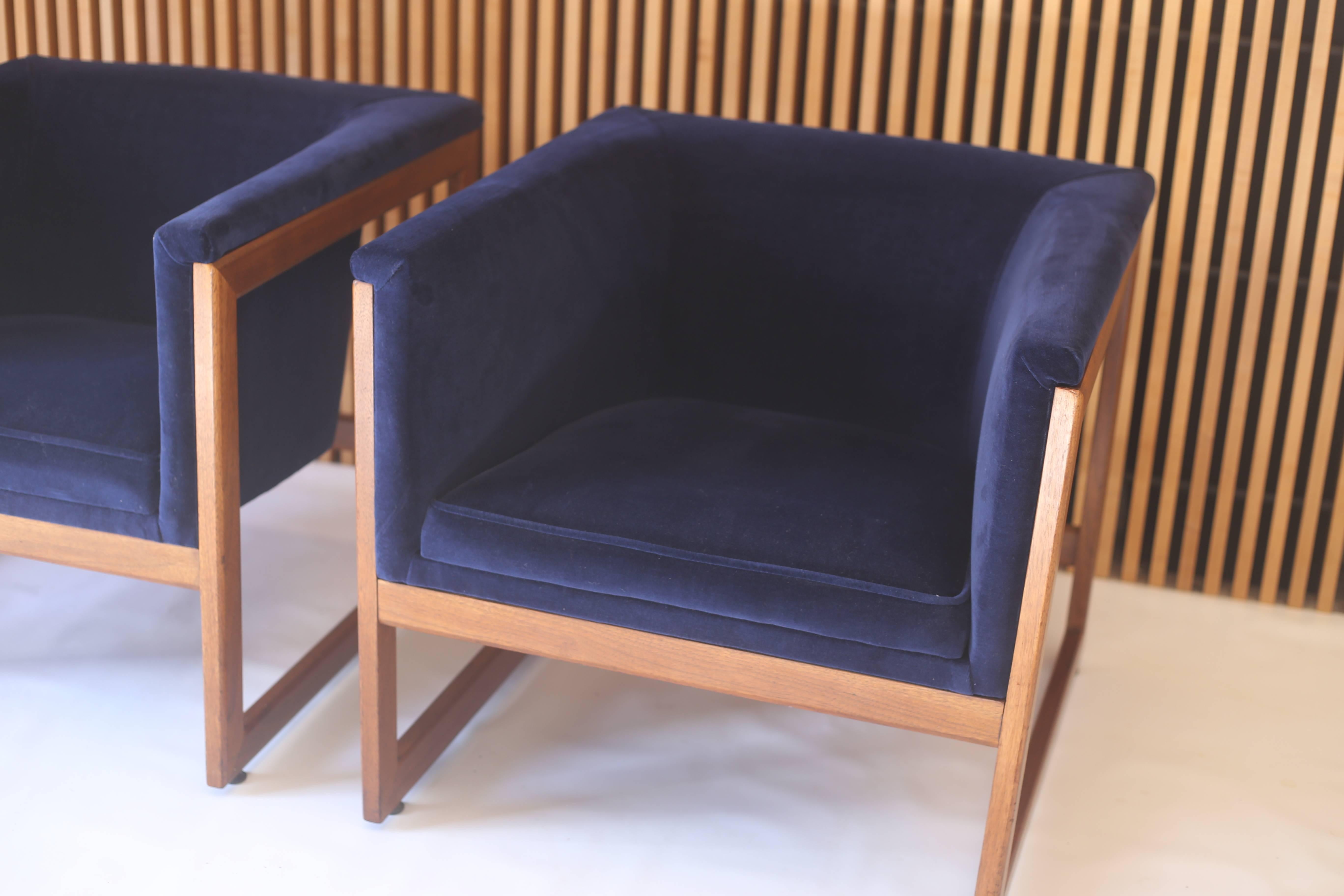 American Pair of Milo Baughman Cube Lounge Chairs in Walnut and Deep Blue Velvet