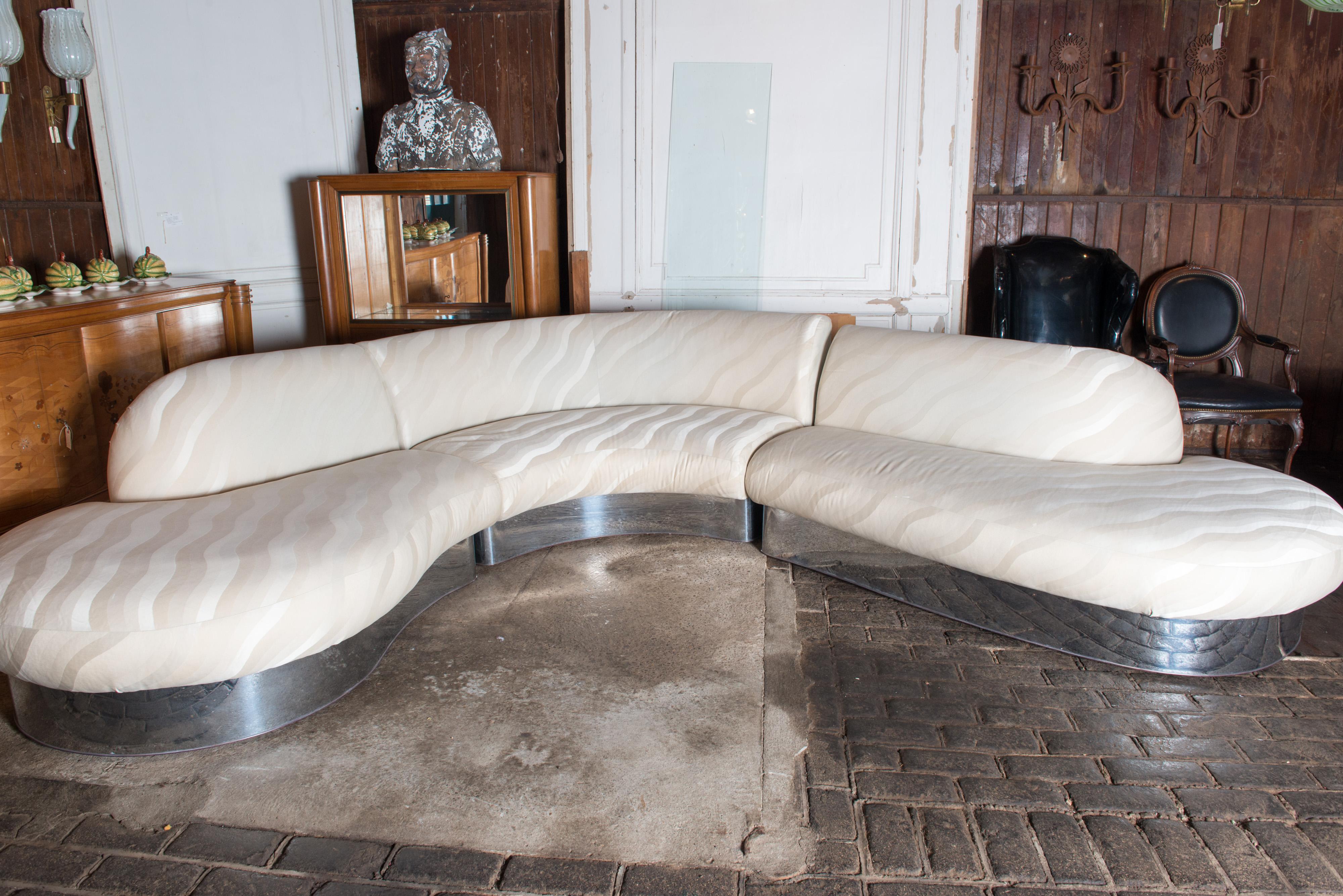 Superb 1970s vintage three-piece curved sectional sofa designed by Milo Baughman for Thayer Coggin.
Sleek chrome base, with label and original fabric. Measures: First piece: 75 W, 49 D, 33 H. Second piece: 61 W, 45.5 D, 33 H.
Third piece: 76.5 W,