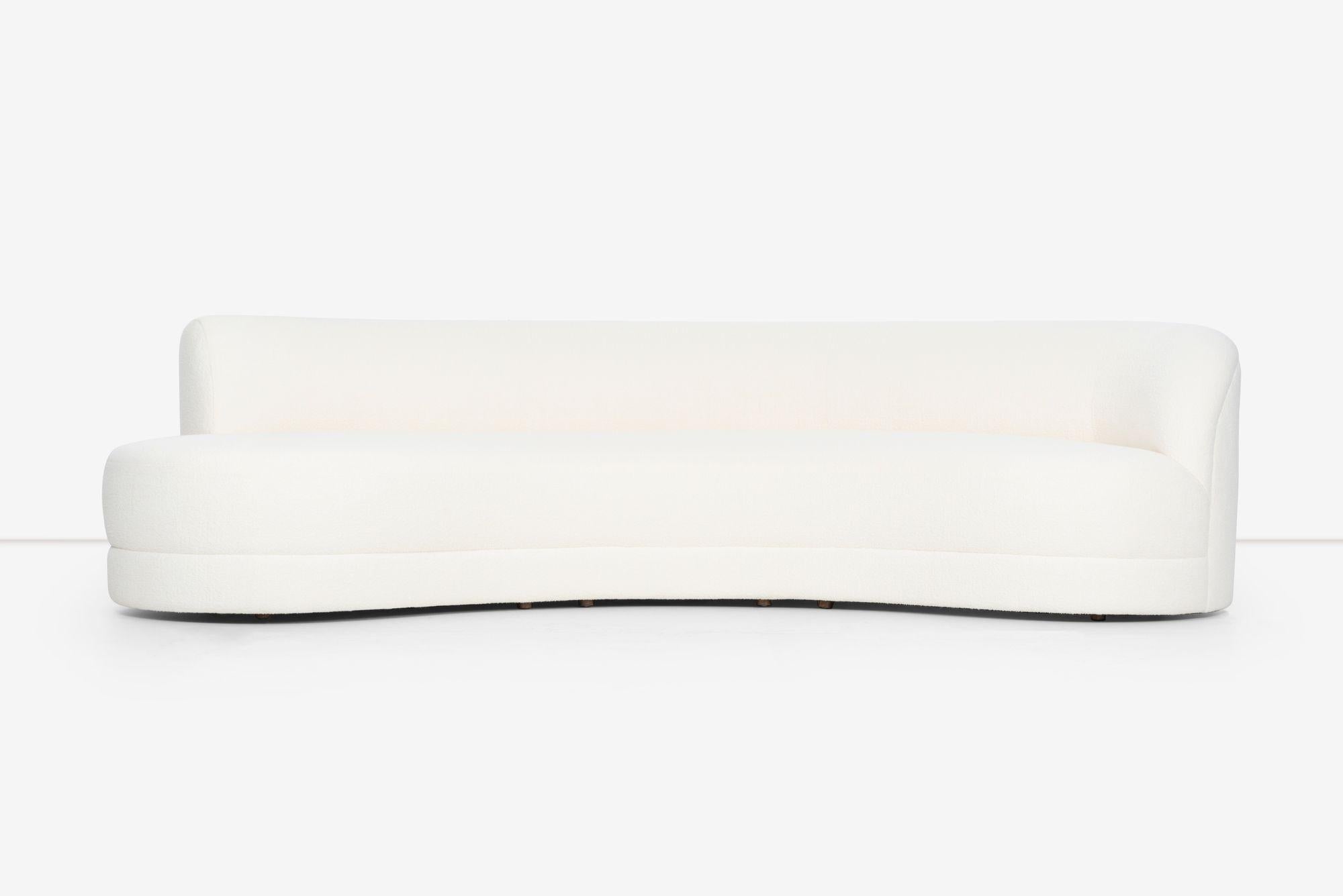 Geschwungenes Sofa für Directional im Stil von Milo Baughman, neu gepolstert mit italienischem Boucle
Maße: 119 in der Länge und 54