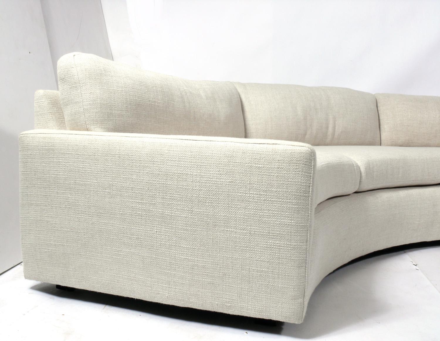 Milo Baughman Gebogenes Sofa aus Pierre Frey-Stoff (Moderne der Mitte des Jahrhunderts) im Angebot