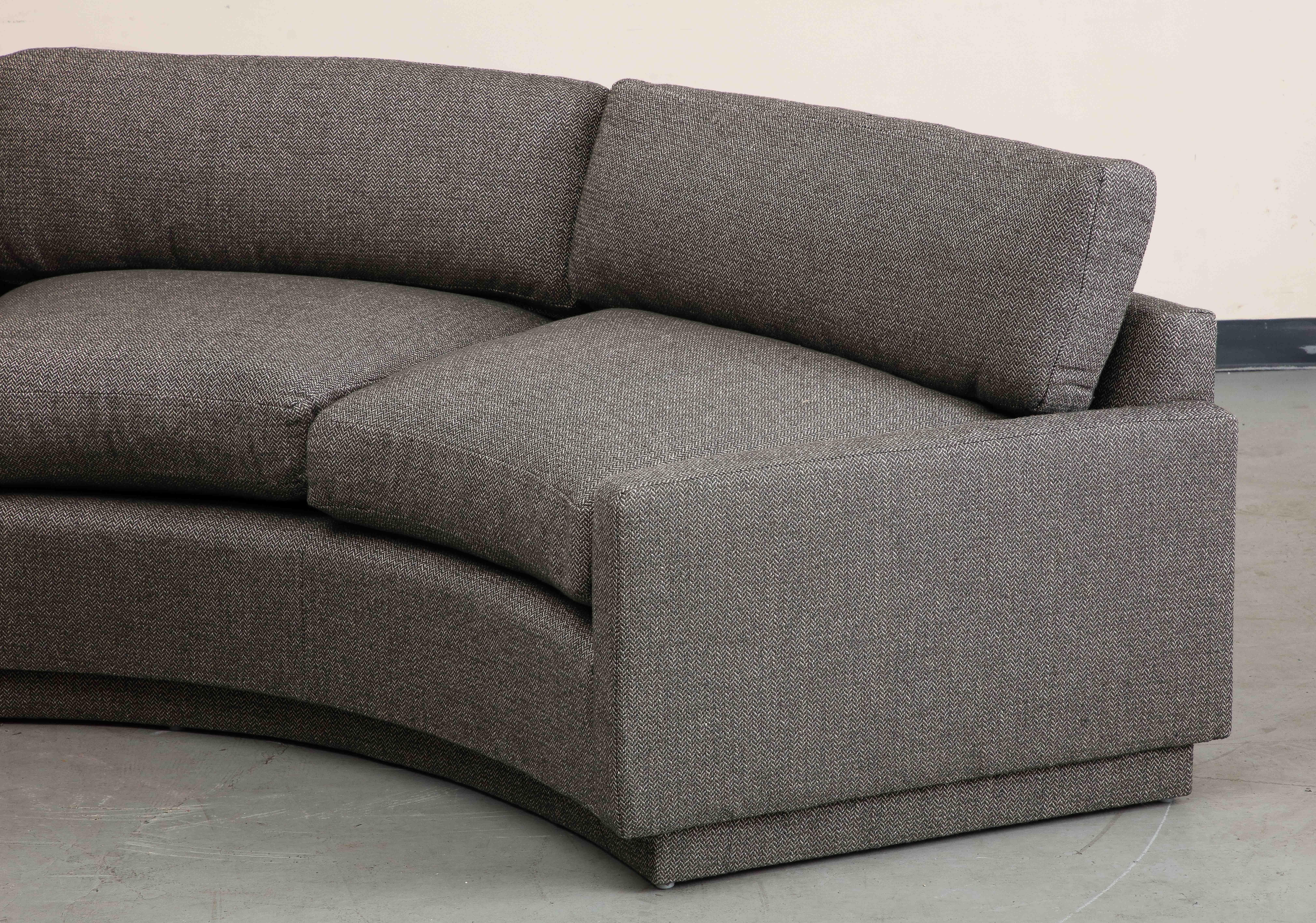 Milo Baughman, geschwungenes Dreisitzer-Sofa, 1970, neu gepolstert mit Baumwoll-Leinen im Angebot 3
