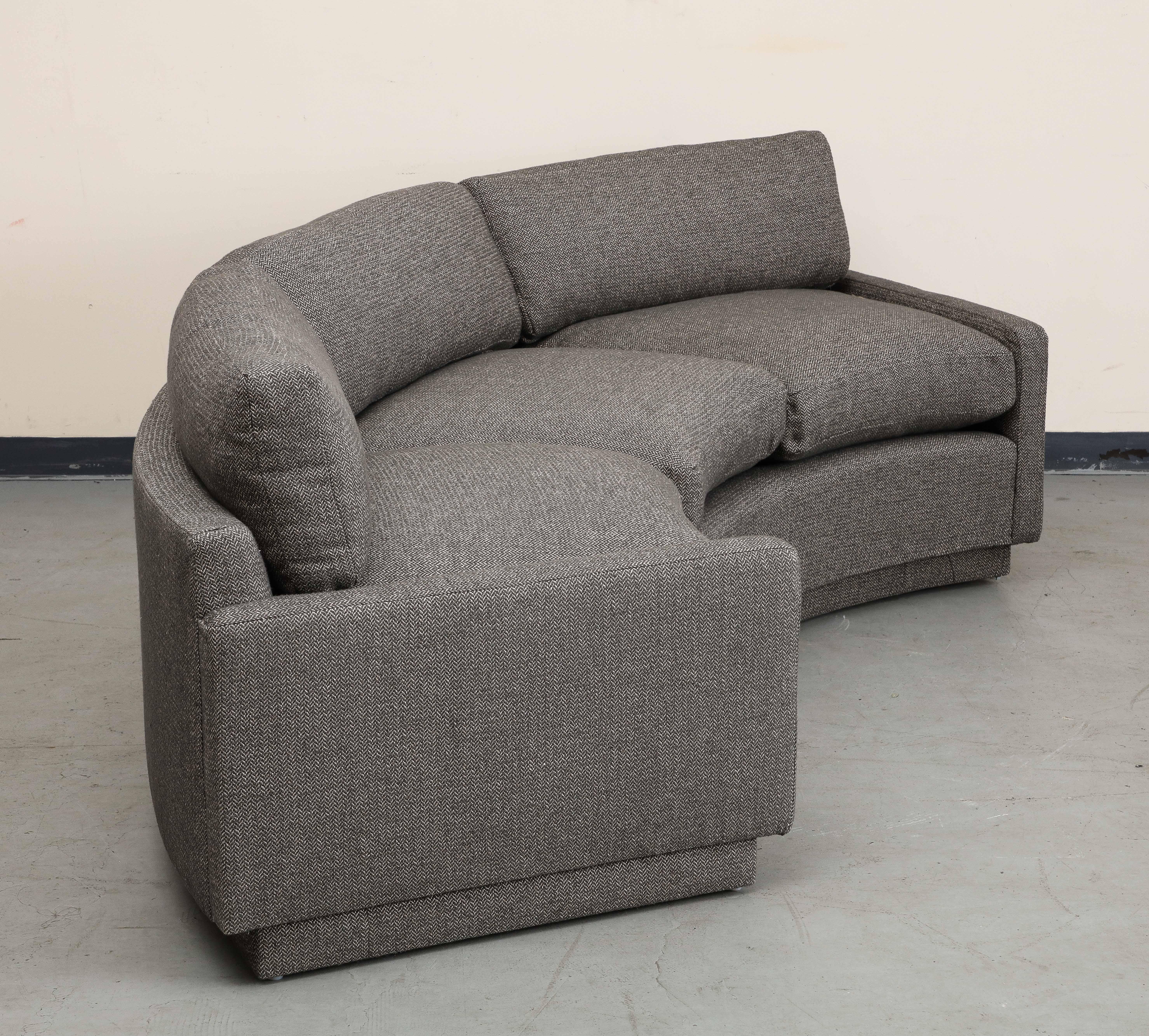 Milo Baughman, geschwungenes Dreisitzer-Sofa, 1970, neu gepolstert mit Baumwoll-Leinen (Moderne der Mitte des Jahrhunderts) im Angebot