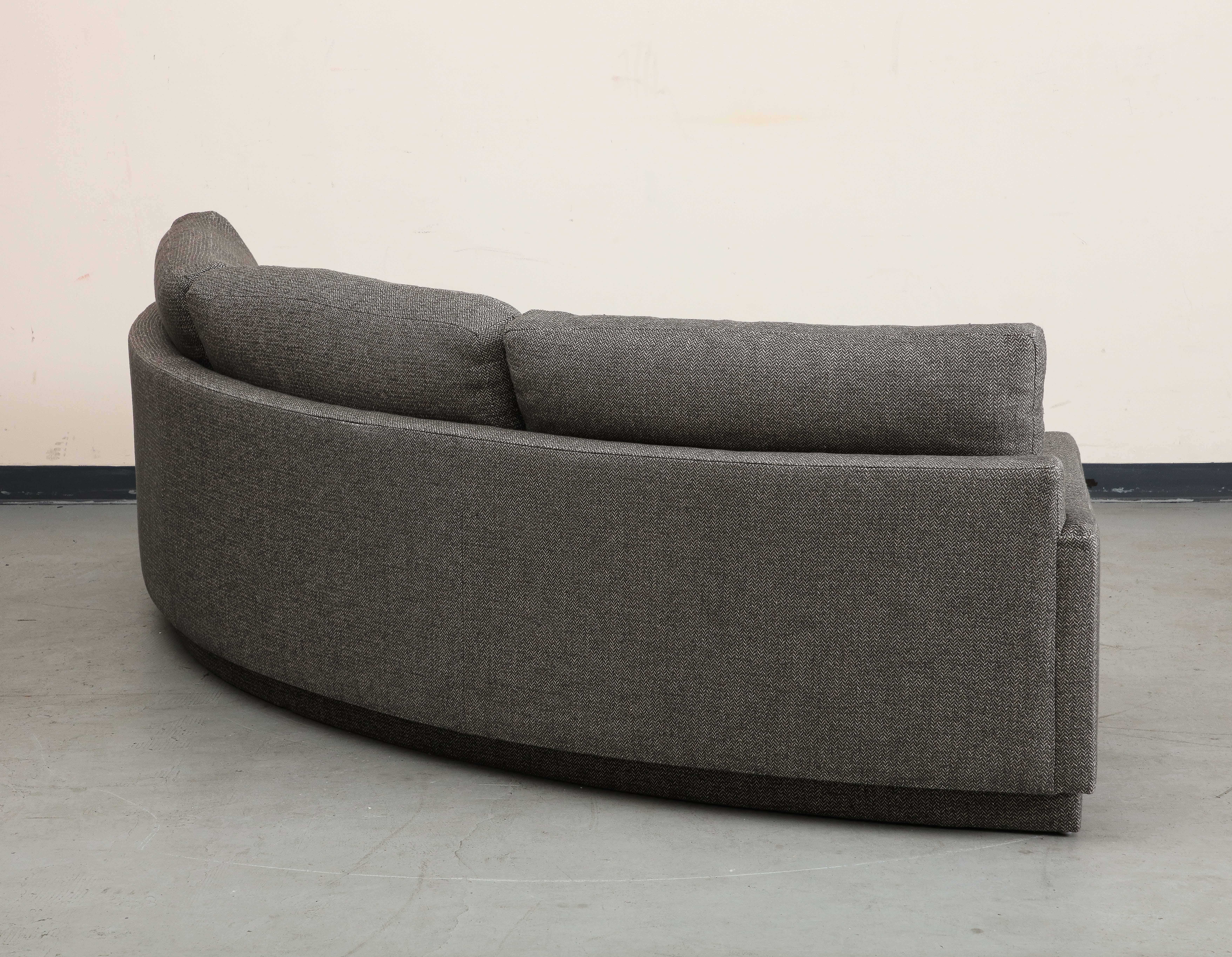 Milo Baughman, geschwungenes Dreisitzer-Sofa, 1970, neu gepolstert mit Baumwoll-Leinen (amerikanisch) im Angebot