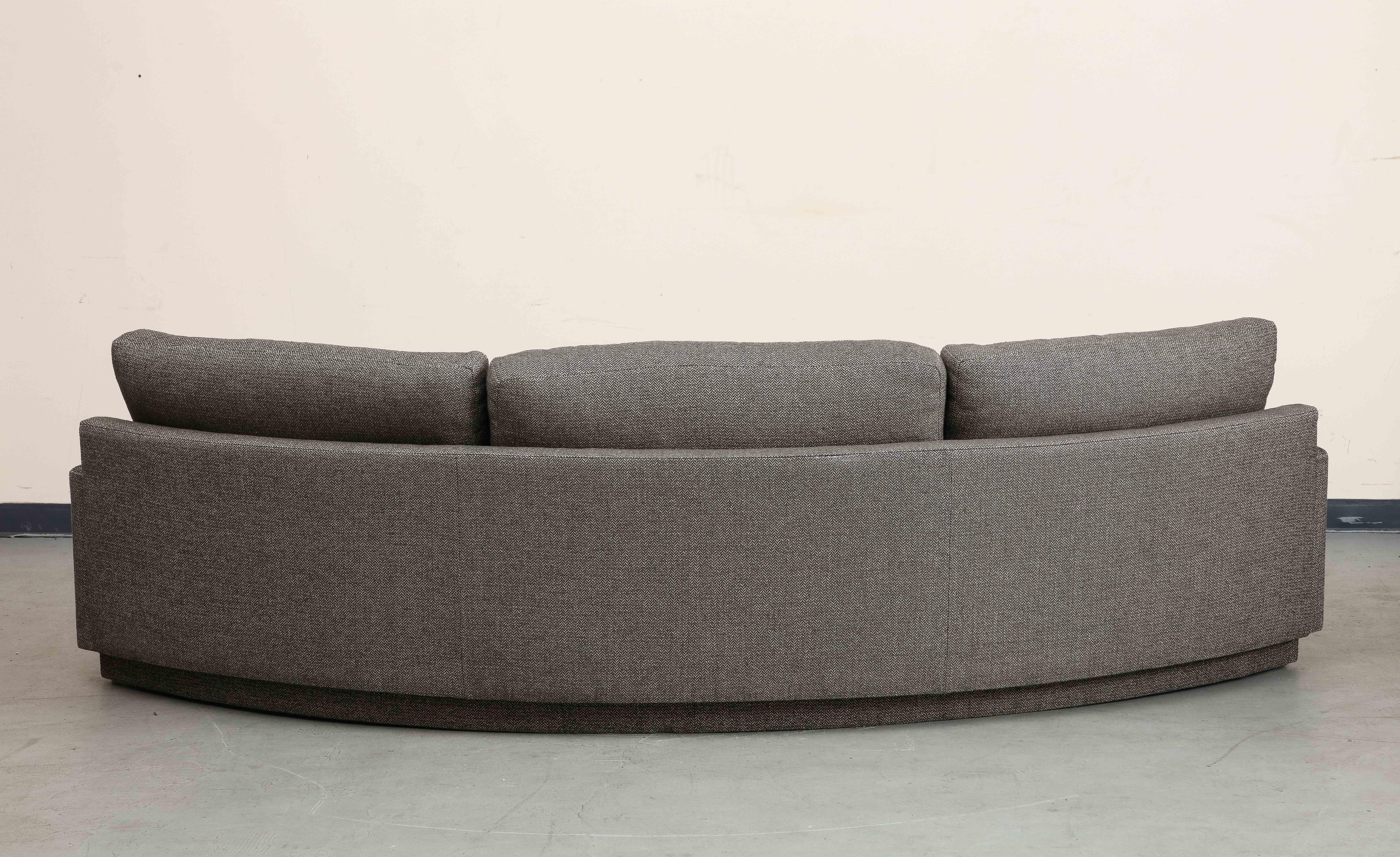 Milo Baughman, geschwungenes Dreisitzer-Sofa, 1970, neu gepolstert mit Baumwoll-Leinen im Zustand „Gut“ im Angebot in Chicago, IL