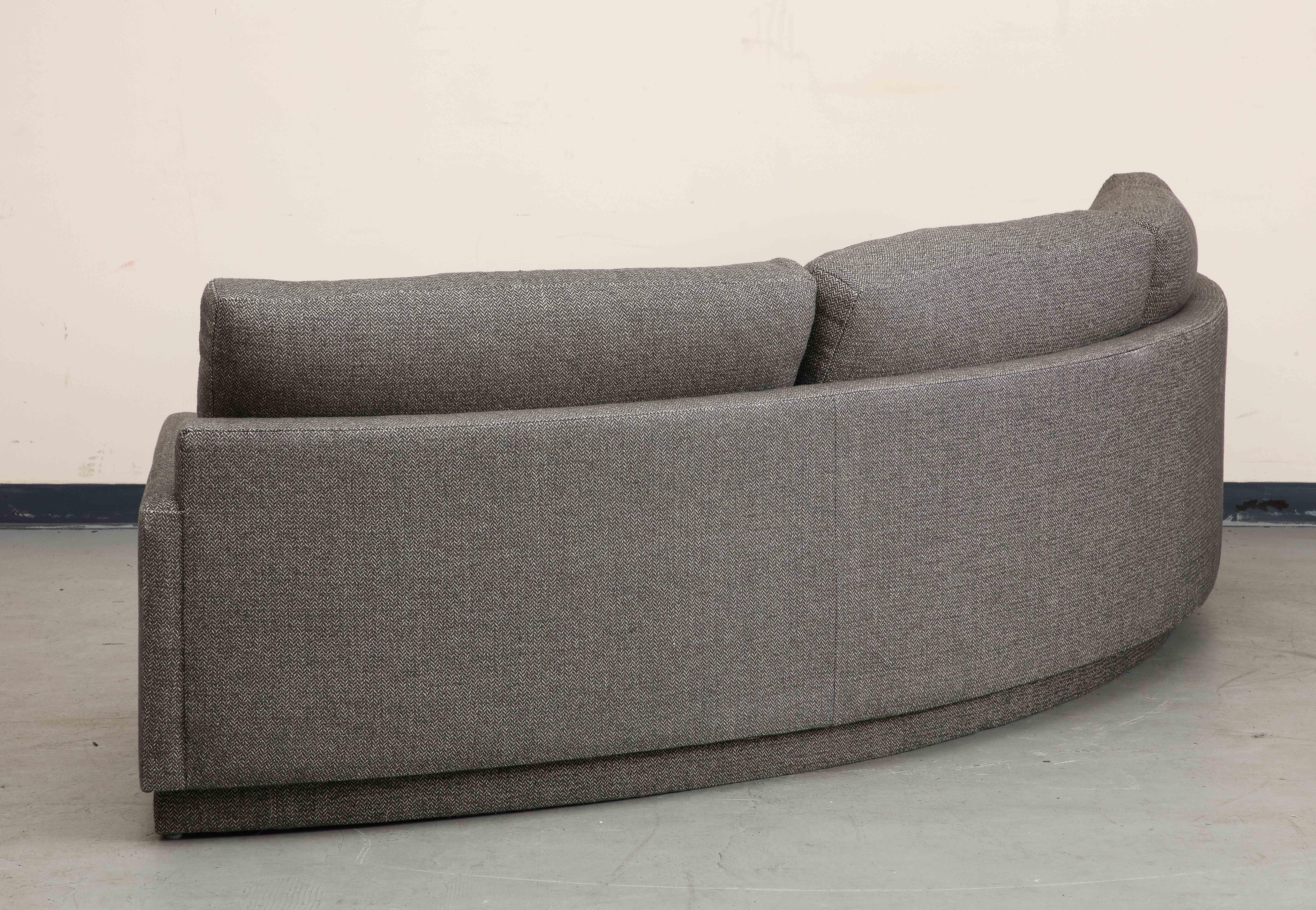 Milo Baughman, geschwungenes Dreisitzer-Sofa, 1970, neu gepolstert mit Baumwoll-Leinen (Ende des 20. Jahrhunderts) im Angebot
