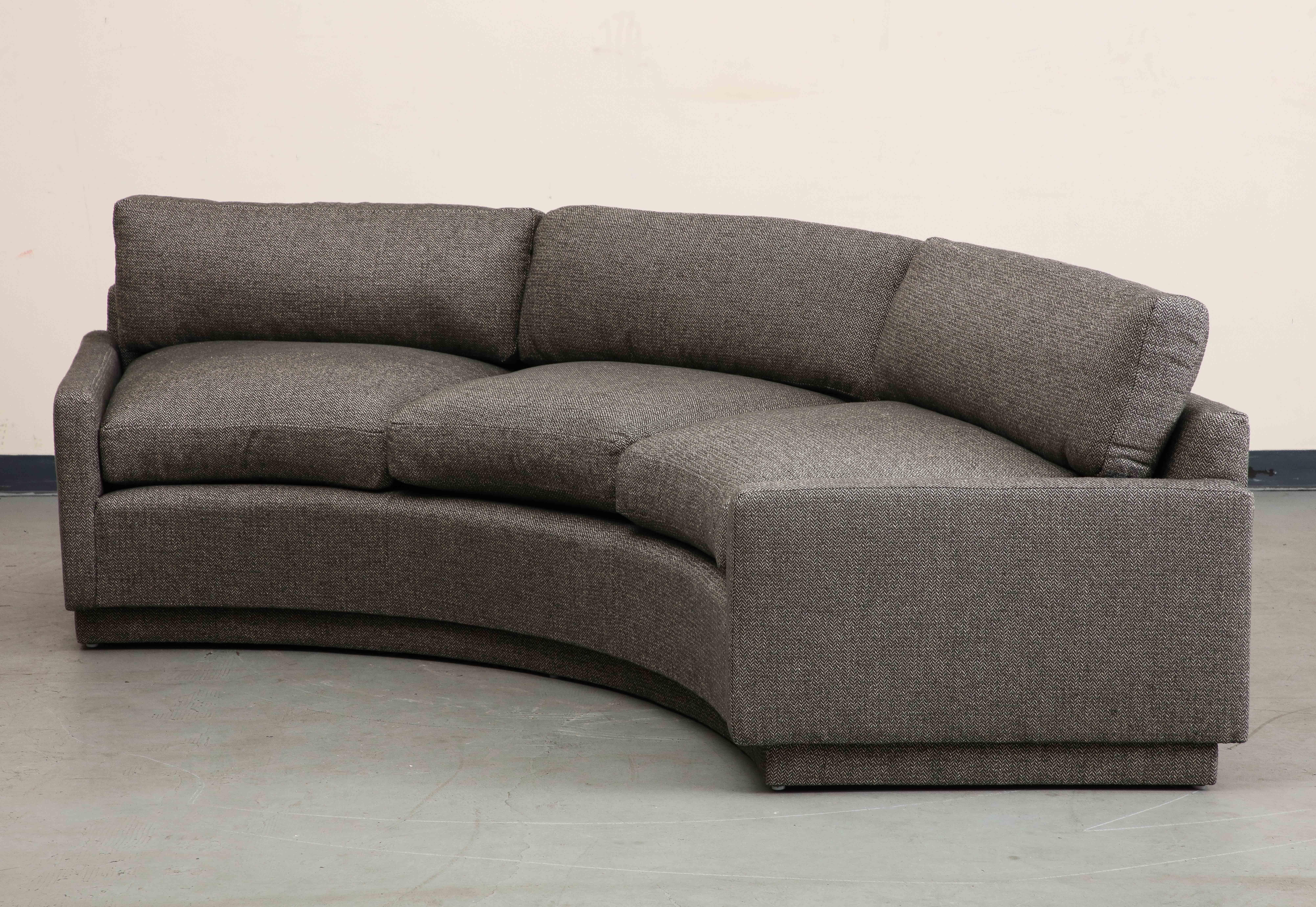 Milo Baughman, geschwungenes Dreisitzer-Sofa, 1970, neu gepolstert mit Baumwoll-Leinen im Angebot 1