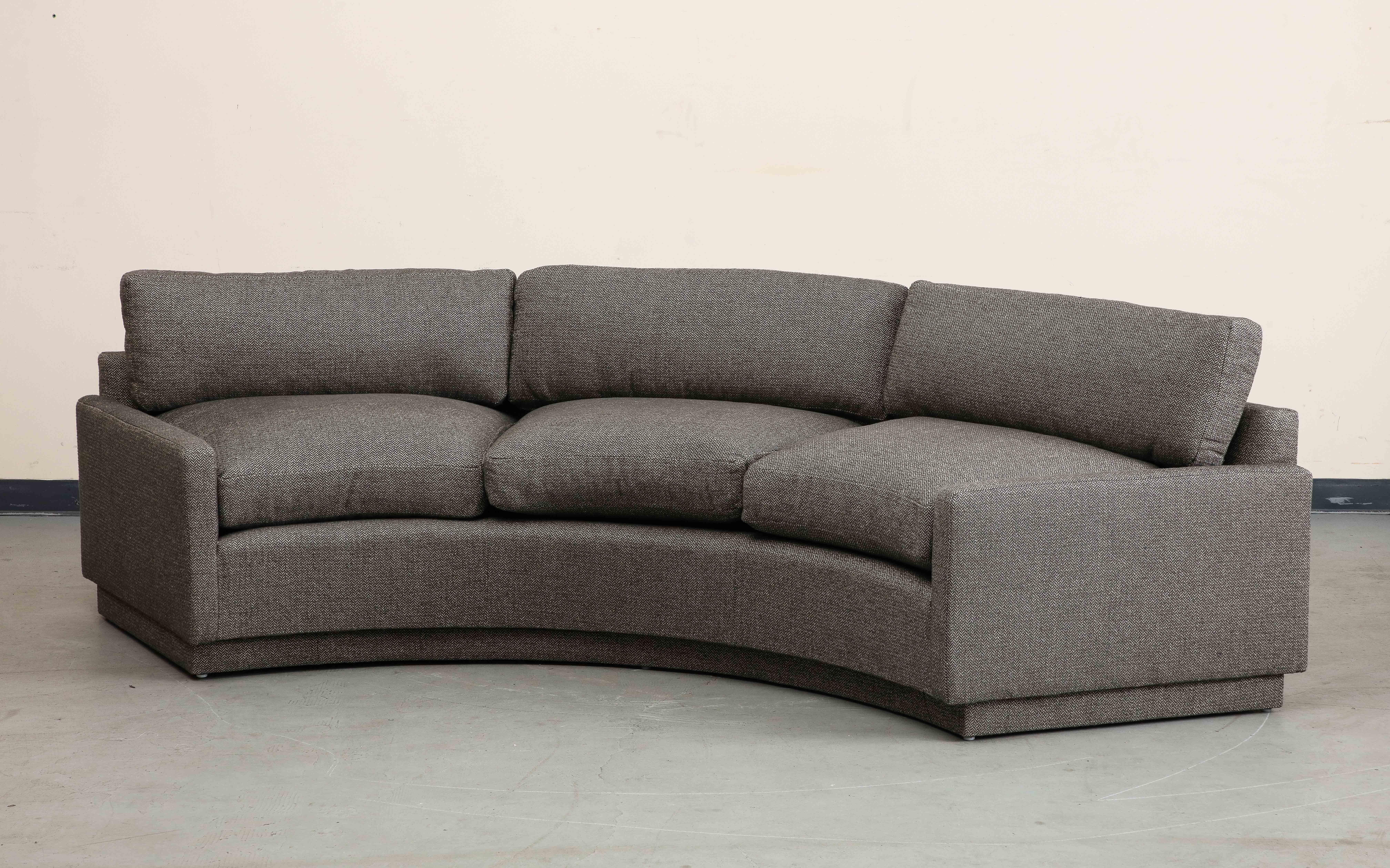 Milo Baughman, geschwungenes Dreisitzer-Sofa, 1970, neu gepolstert mit Baumwoll-Leinen im Angebot 2