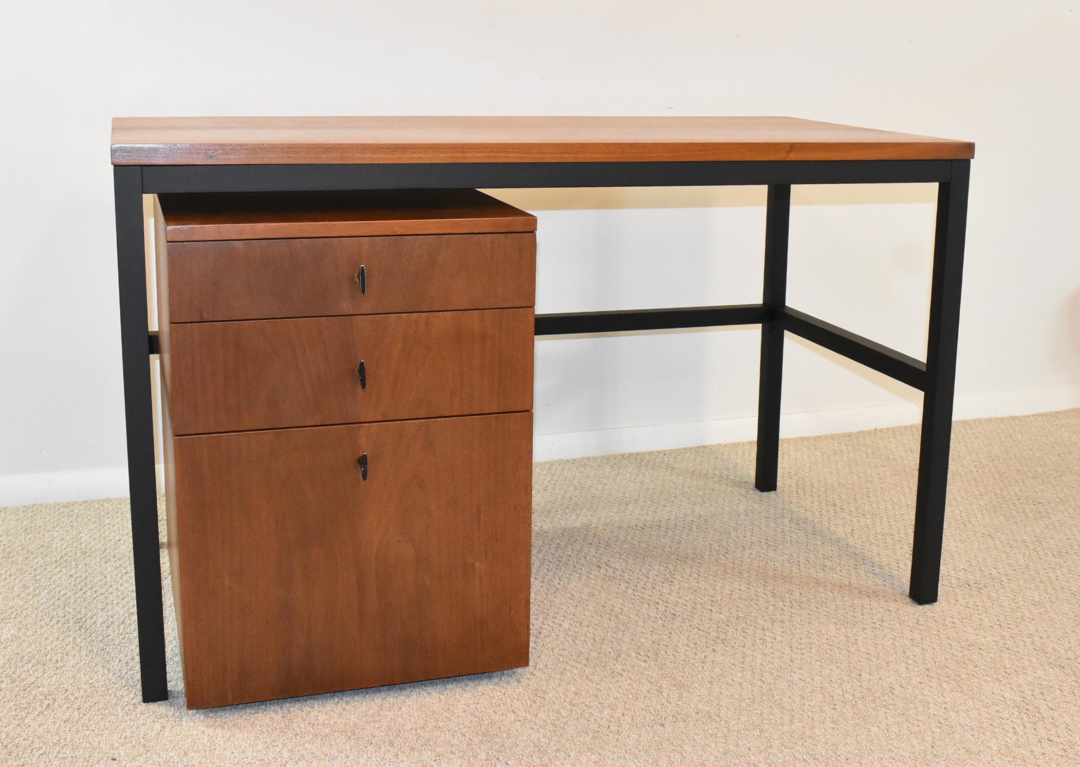 Milo Baughman Schreibtisch für Directional Furniture. 48-Zoll-Schreibtisch mit beweglichem Schubladenboden auf Rollen. Flacher schwarzer Rahmen mit Walnussplatte. Schrank hat Datei Schublade und 2 Schubladen Lagerung. 48