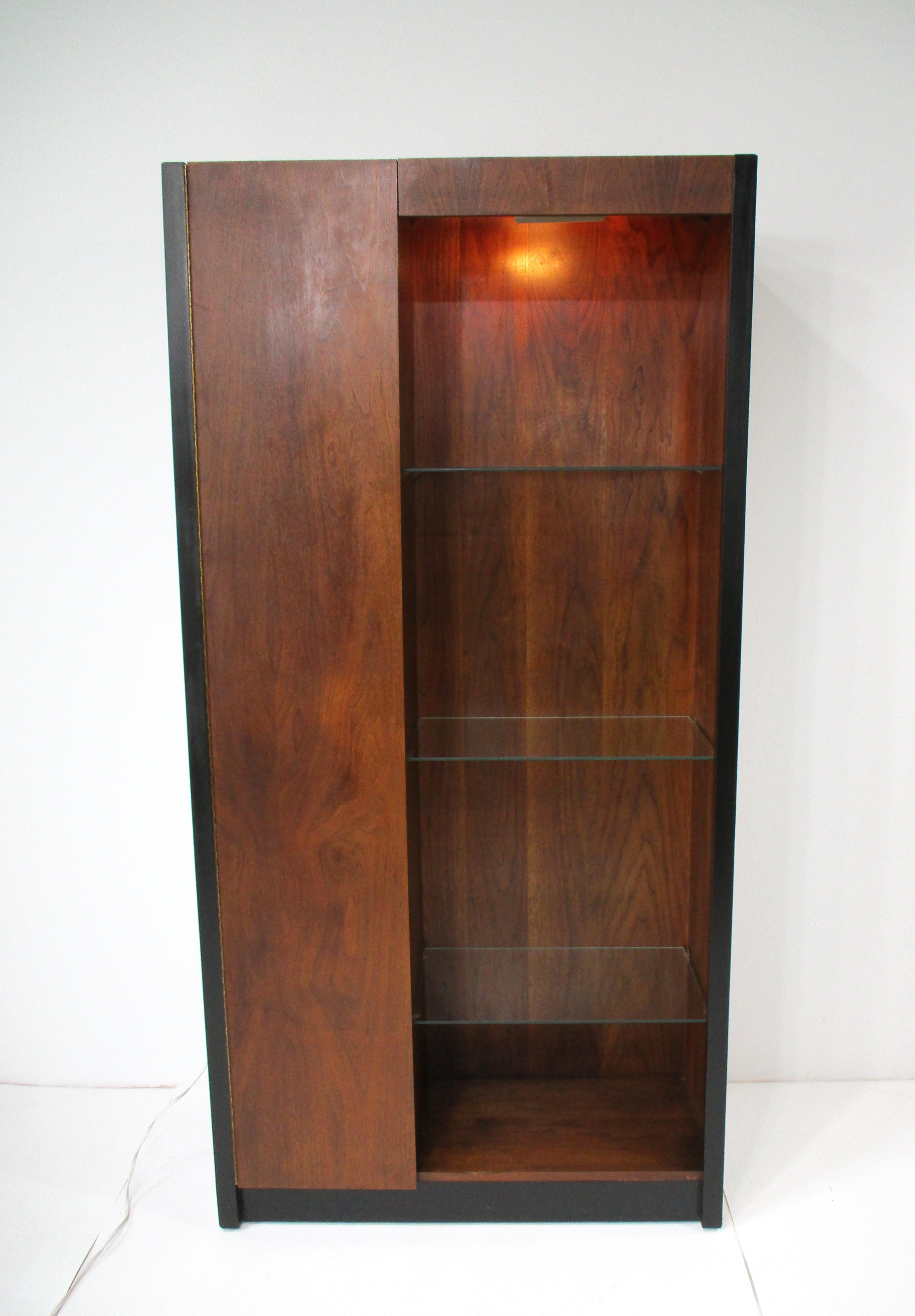 Milo Baughman Directional Styled Walnut Cabinet / Bookcase in vendita 3