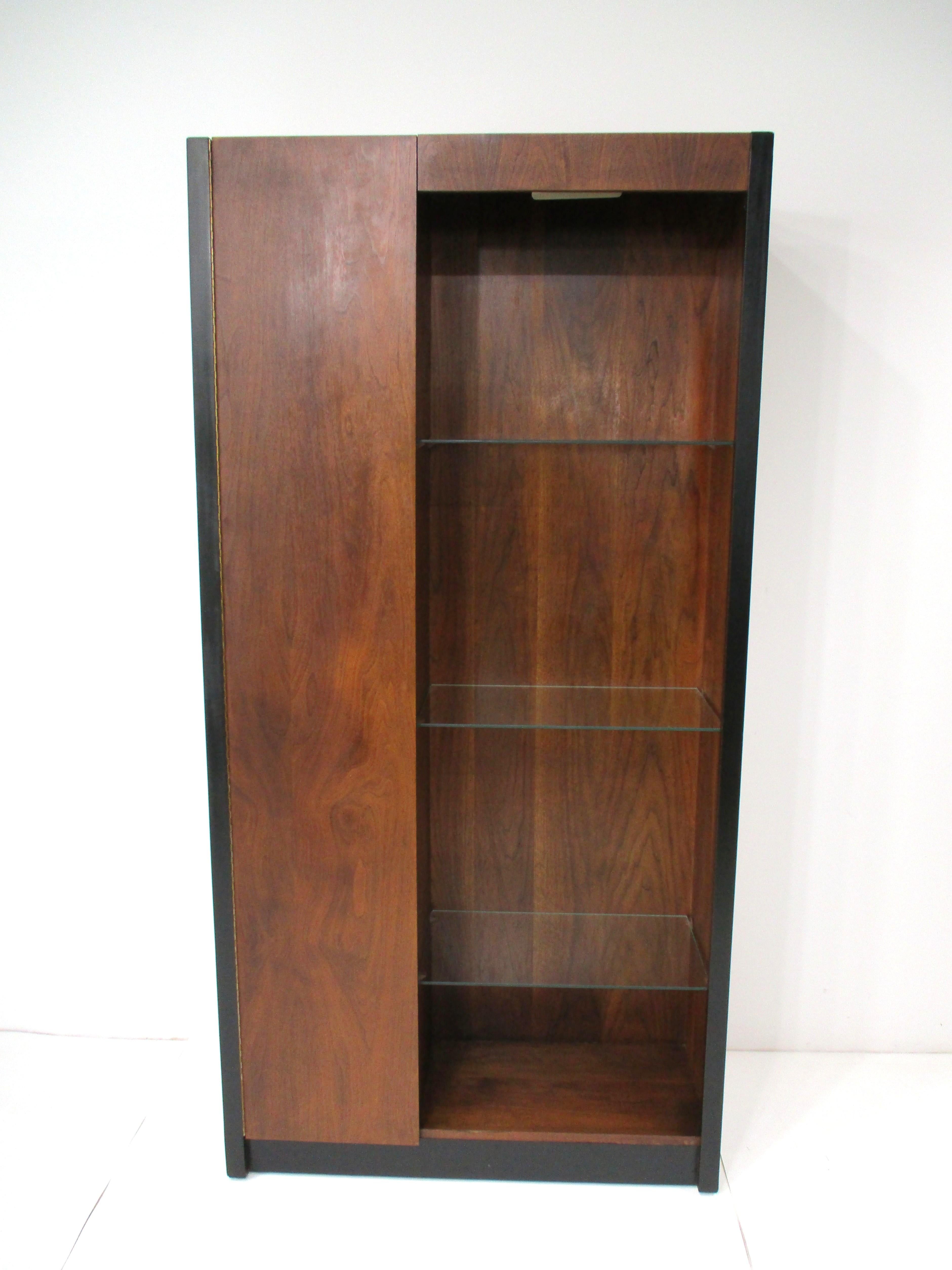 Milo Baughman Directional Styled Walnut Cabinet / Bookcase in vendita 5
