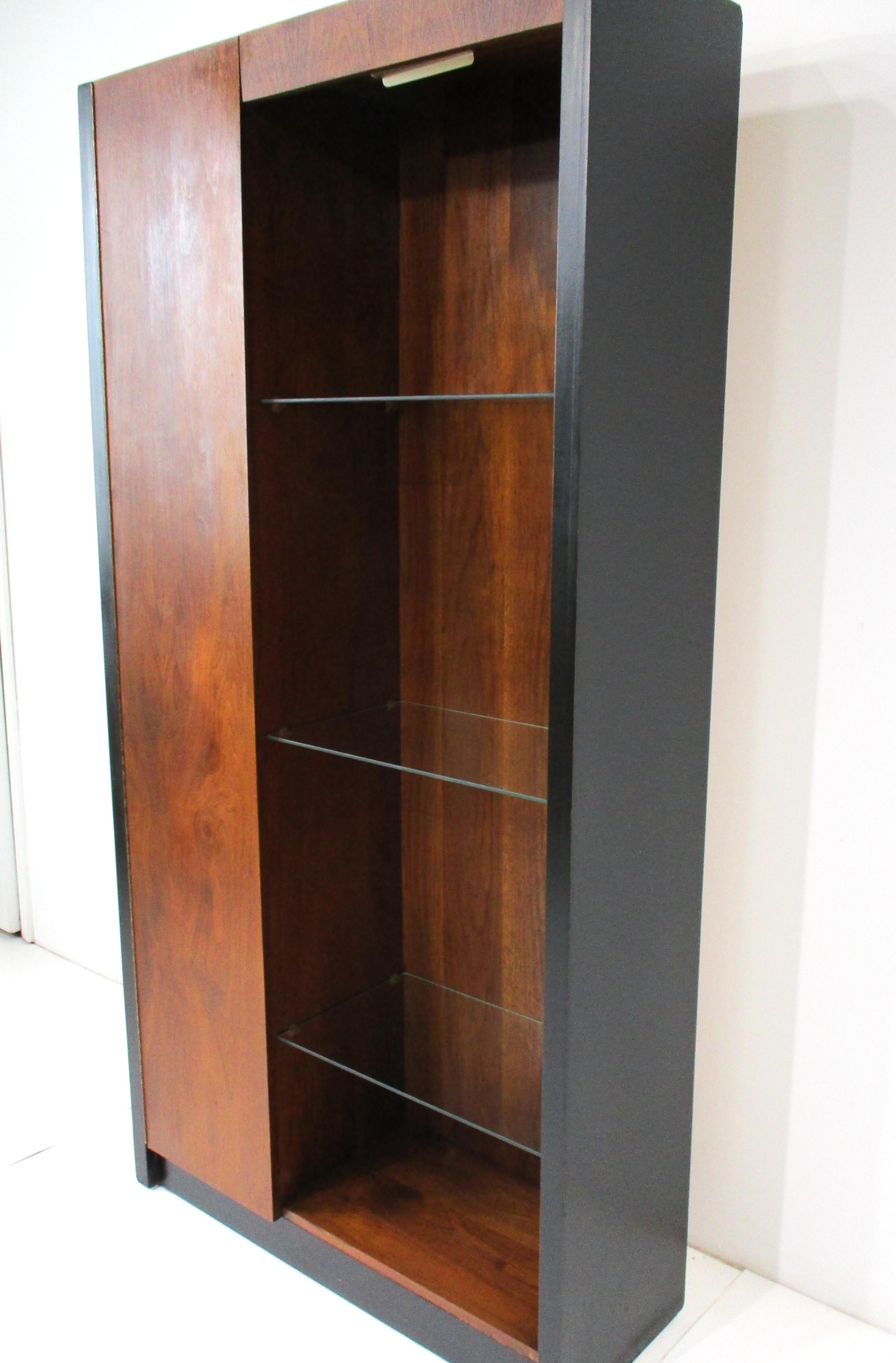 Mid-Century moderno Milo Baughman Directional Styled Walnut Cabinet / Bookcase in vendita
