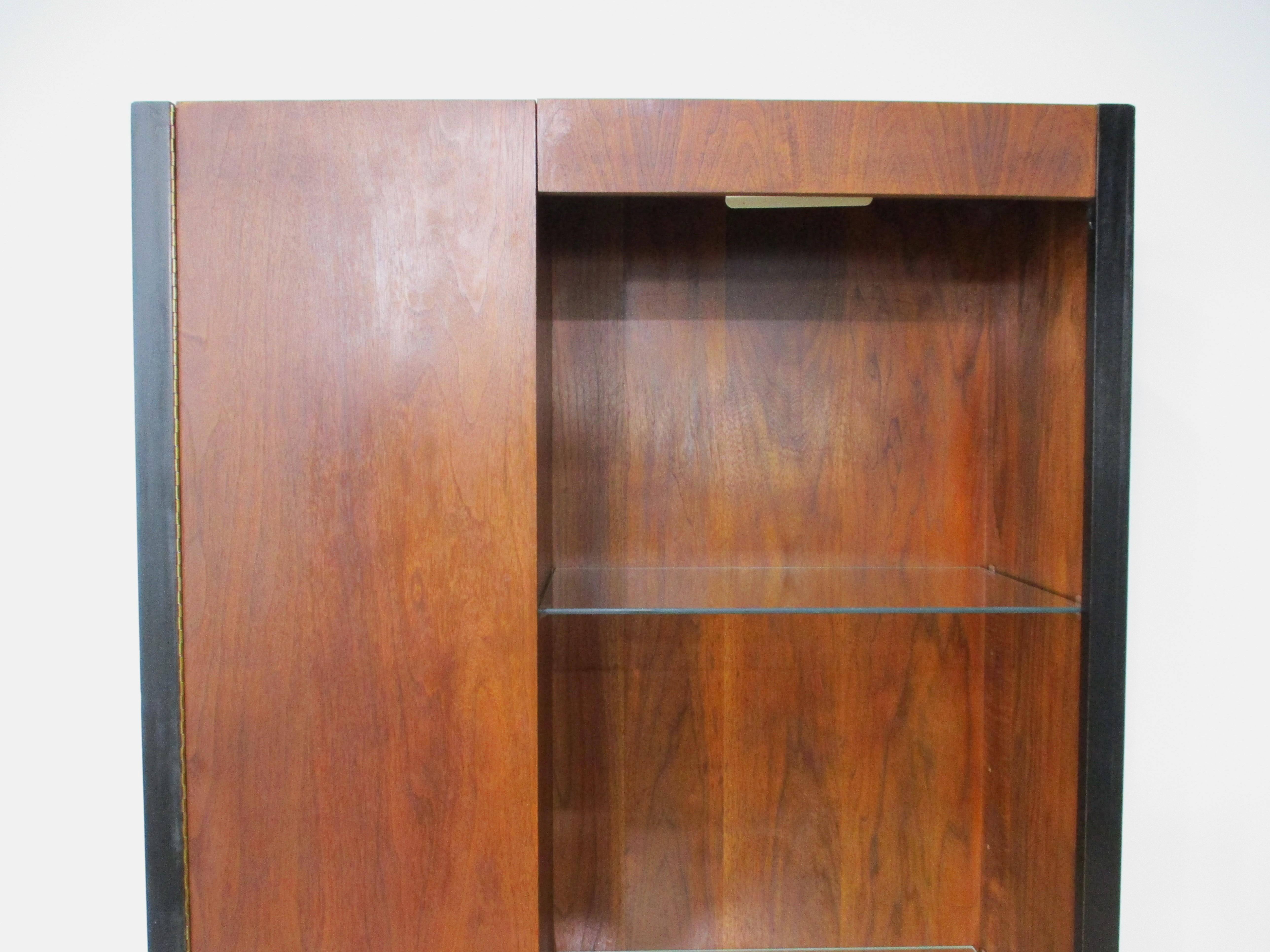 Milo Baughman Directional Styled Walnut Cabinet / Bookcase In condizioni buone in vendita a Cincinnati, OH