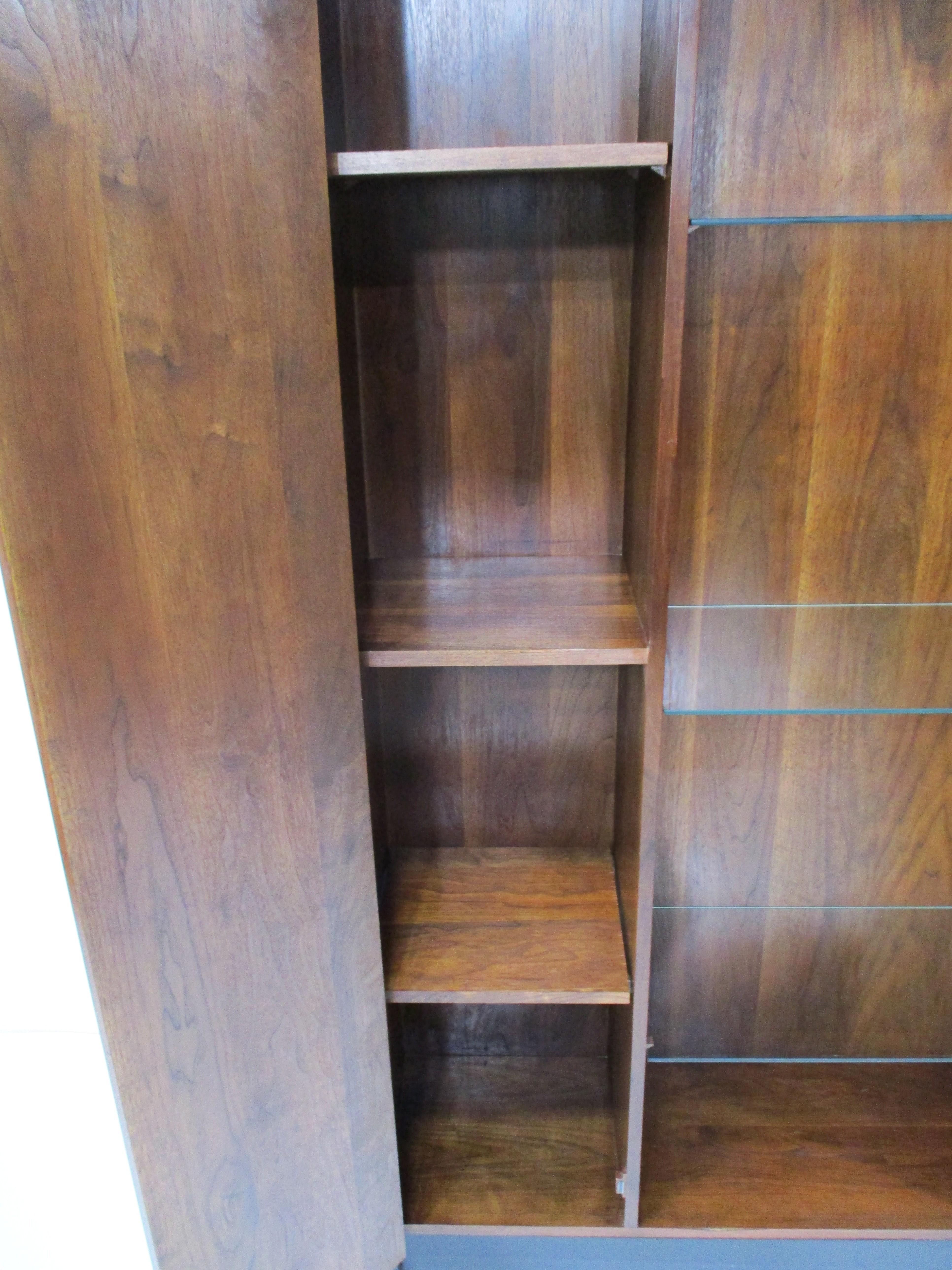 Vetro Milo Baughman Directional Styled Walnut Cabinet / Bookcase in vendita