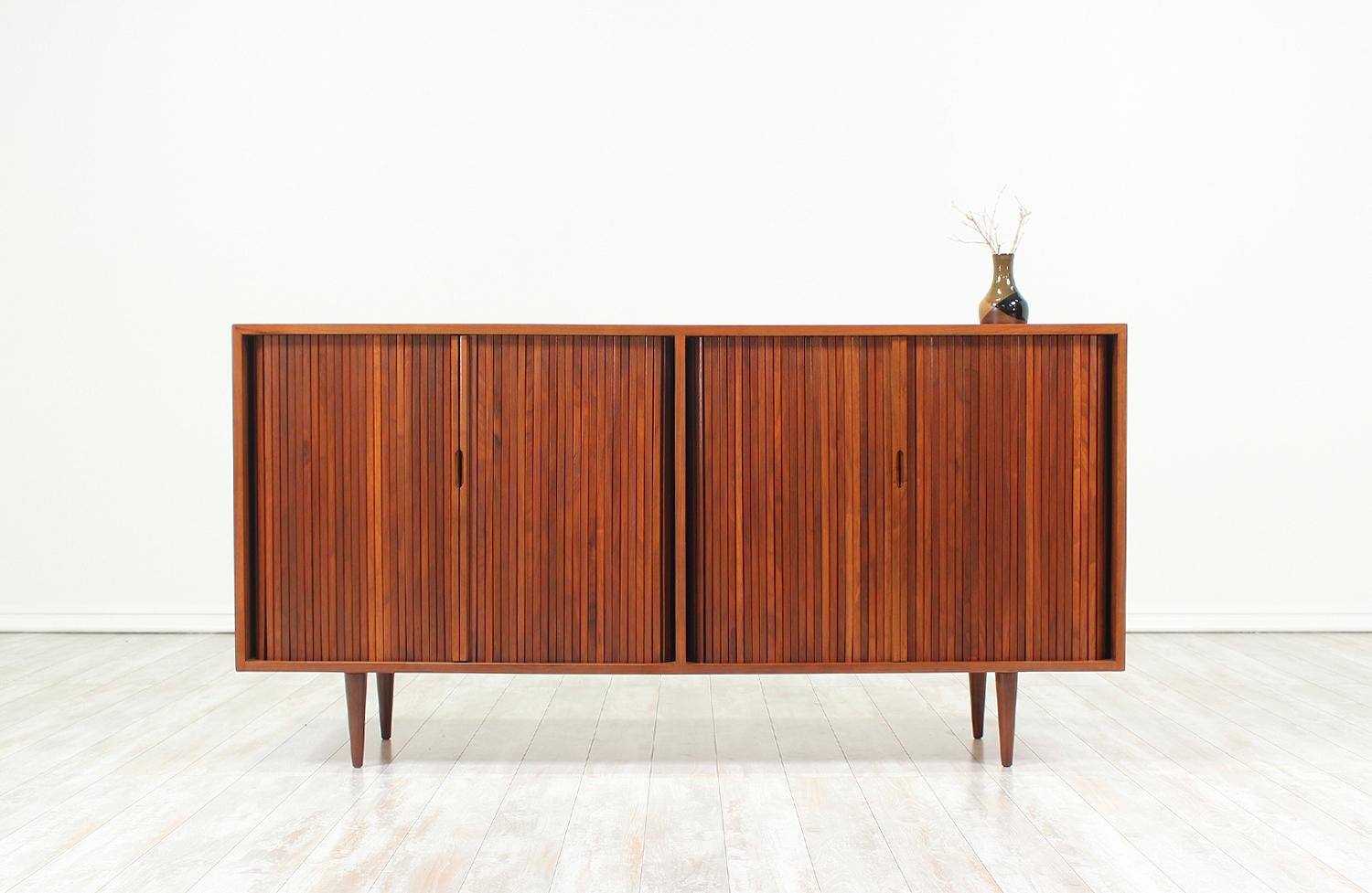 Milo Baughman Double Tambour-Door Credenza for Glenn of California (Moderne der Mitte des Jahrhunderts)