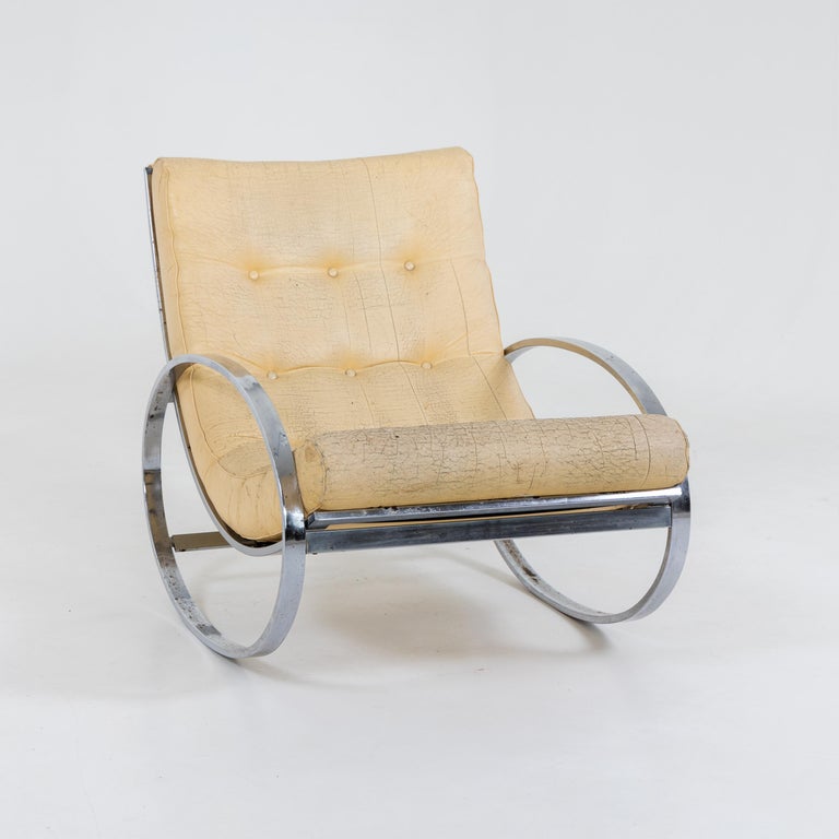 Armchair by Milo Baughmann on a tyre-shaped chrome frame and beige leather upholstery.