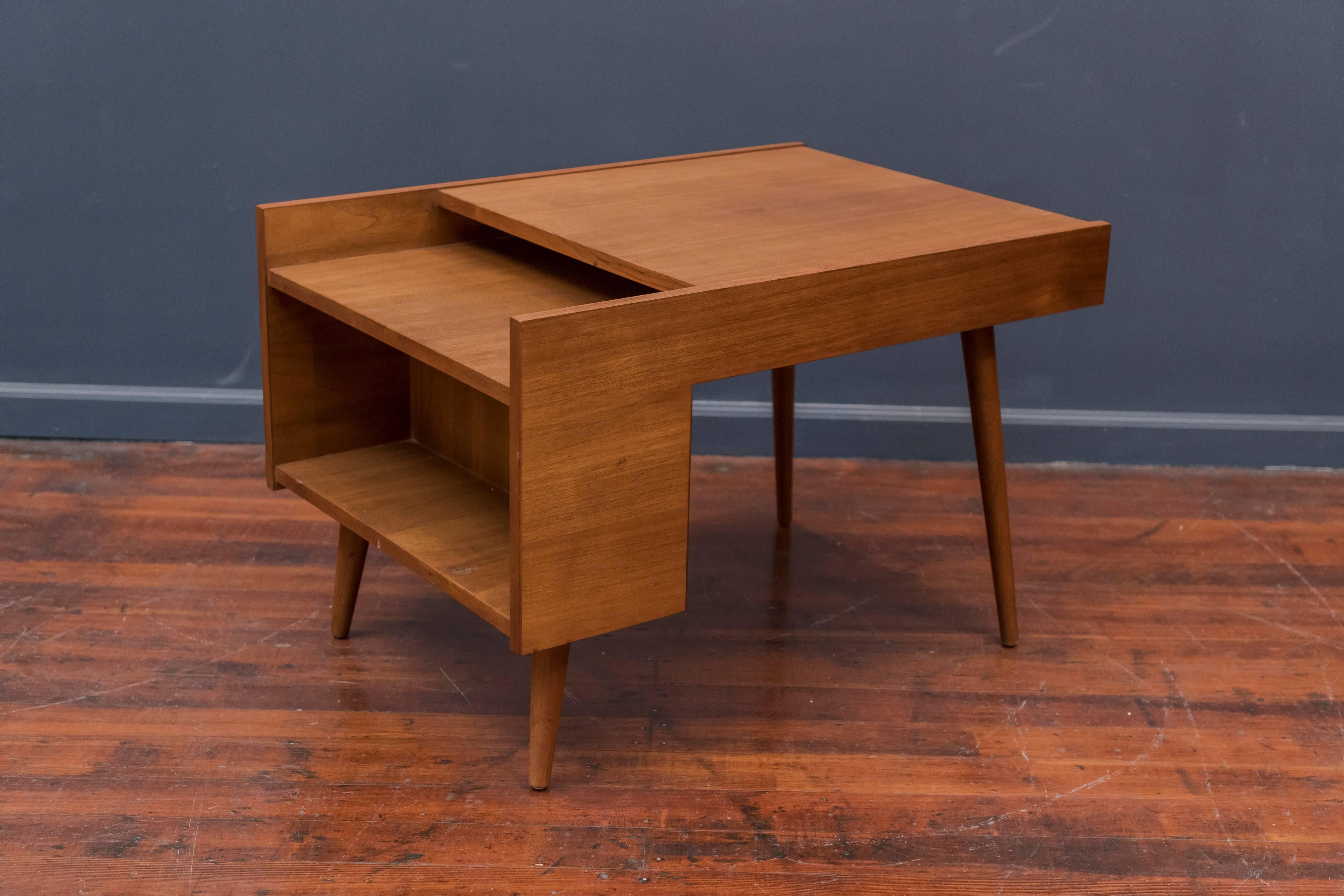Milo Baughman design end table for Glenn of California with a magazine shelf and book cubby. Minimal modern walnut table in very good original condition.
