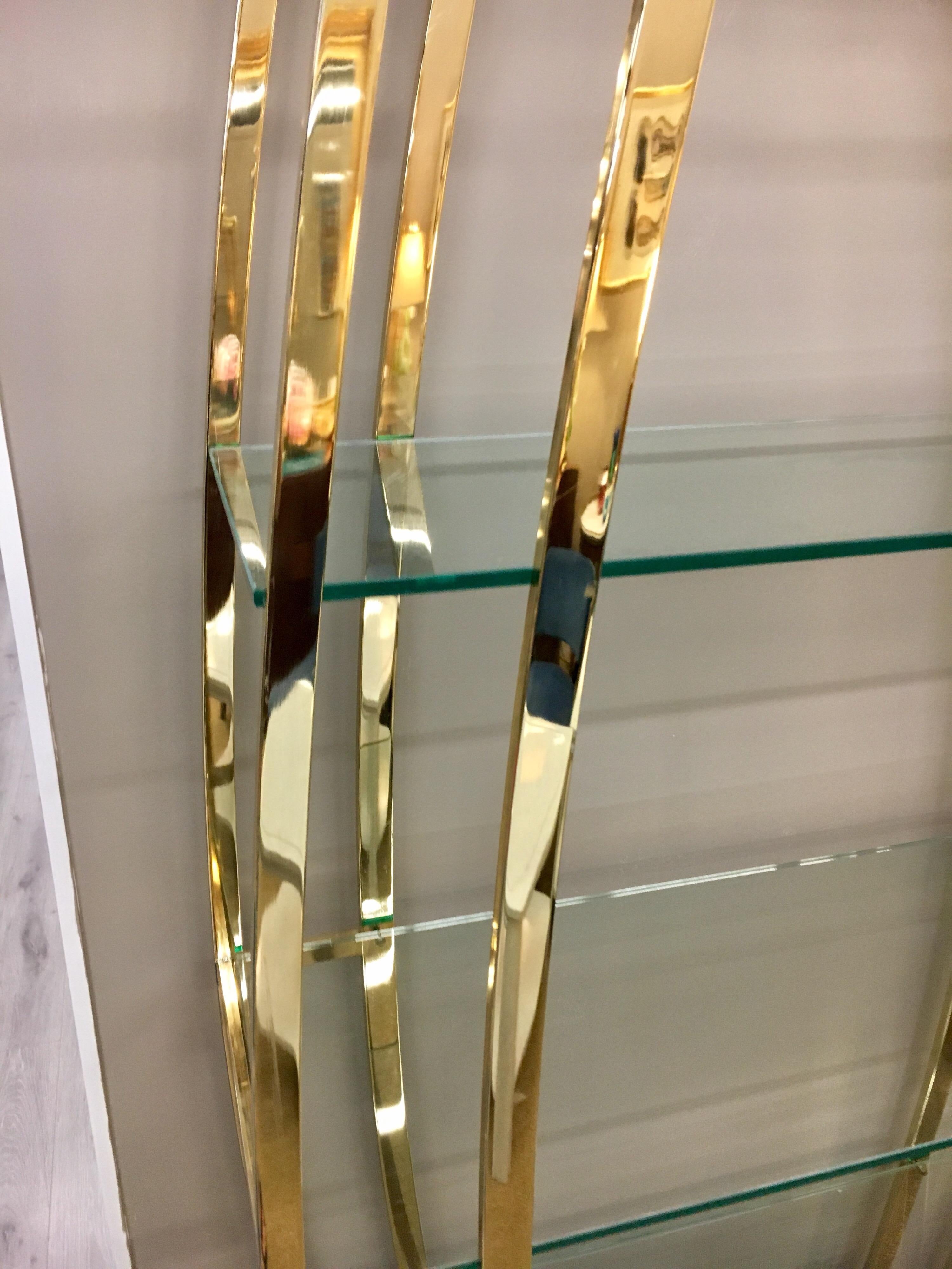 Milo Baughman Étagère Polished Brass and Glass Shelves Shelving Unit In Excellent Condition In West Hartford, CT