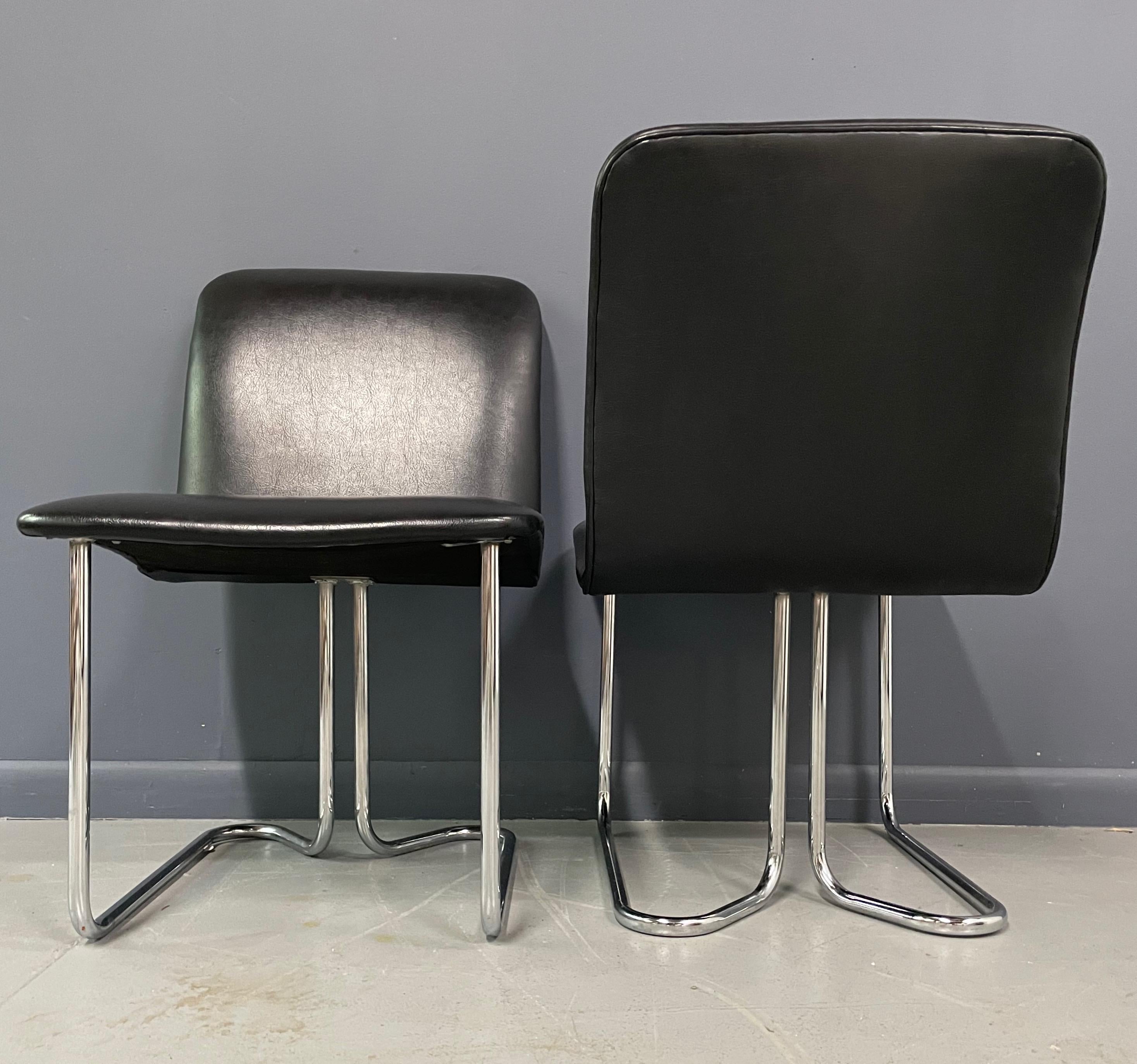 DIA Set of Six Chrome Cantilevered Dining Chairs Mid Century In Good Condition For Sale In Philadelphia, PA