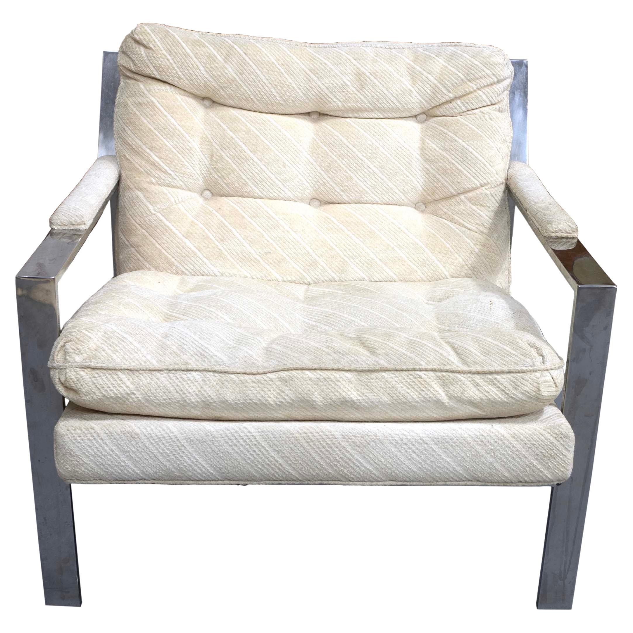 Der elegante und raffinierte Cy Mann Flat Bar Chrome Lounge Armchair ist ein Meisterwerk der Jahrhundertmitte. Der Stuhl verfügt über ein elegantes Chromgestell, das perfekt mit der weichen, cremefarbenen Polsterung harmoniert und eine luxuriöse und